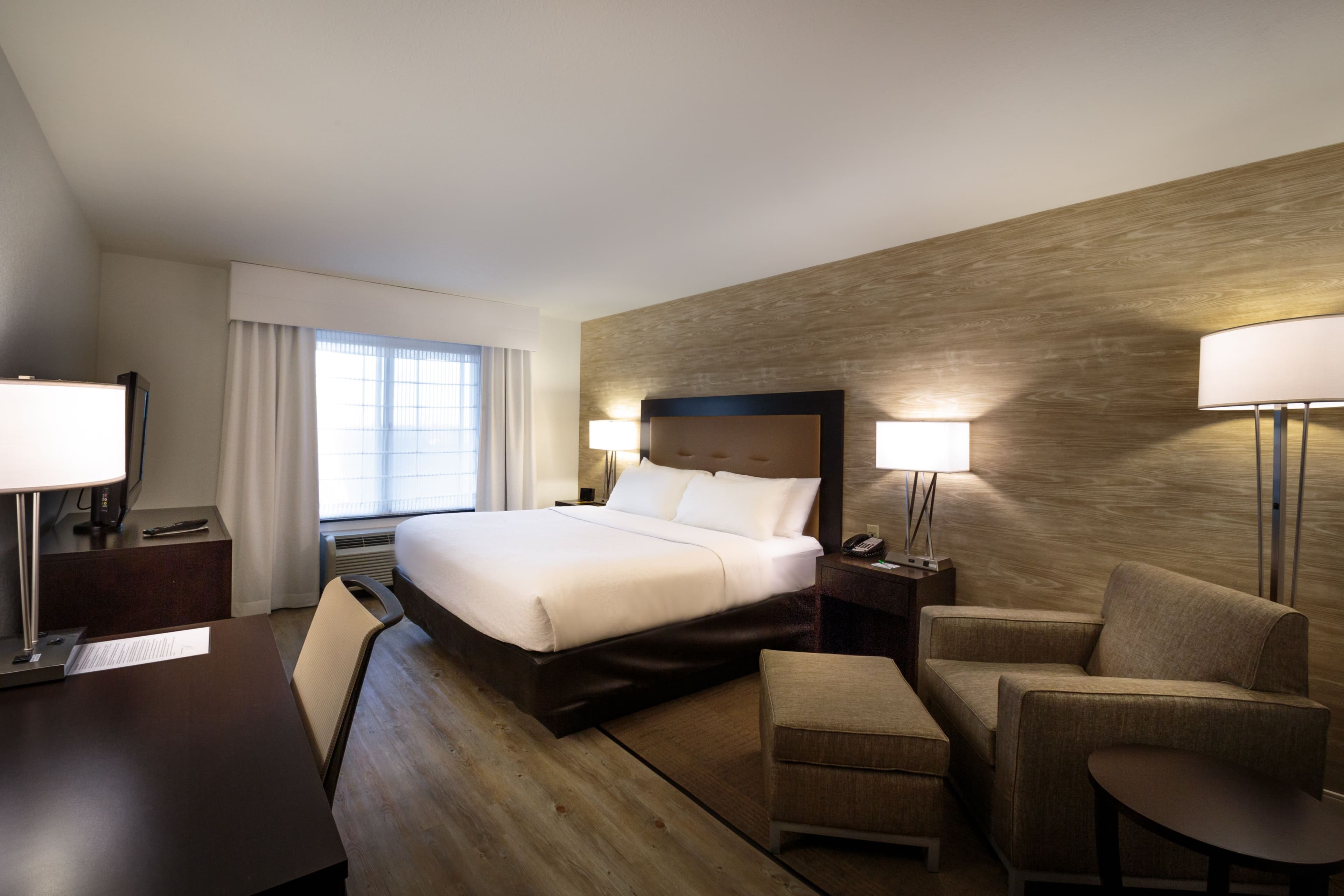 Holiday Inn & Suites Bloomington-Airport — 5