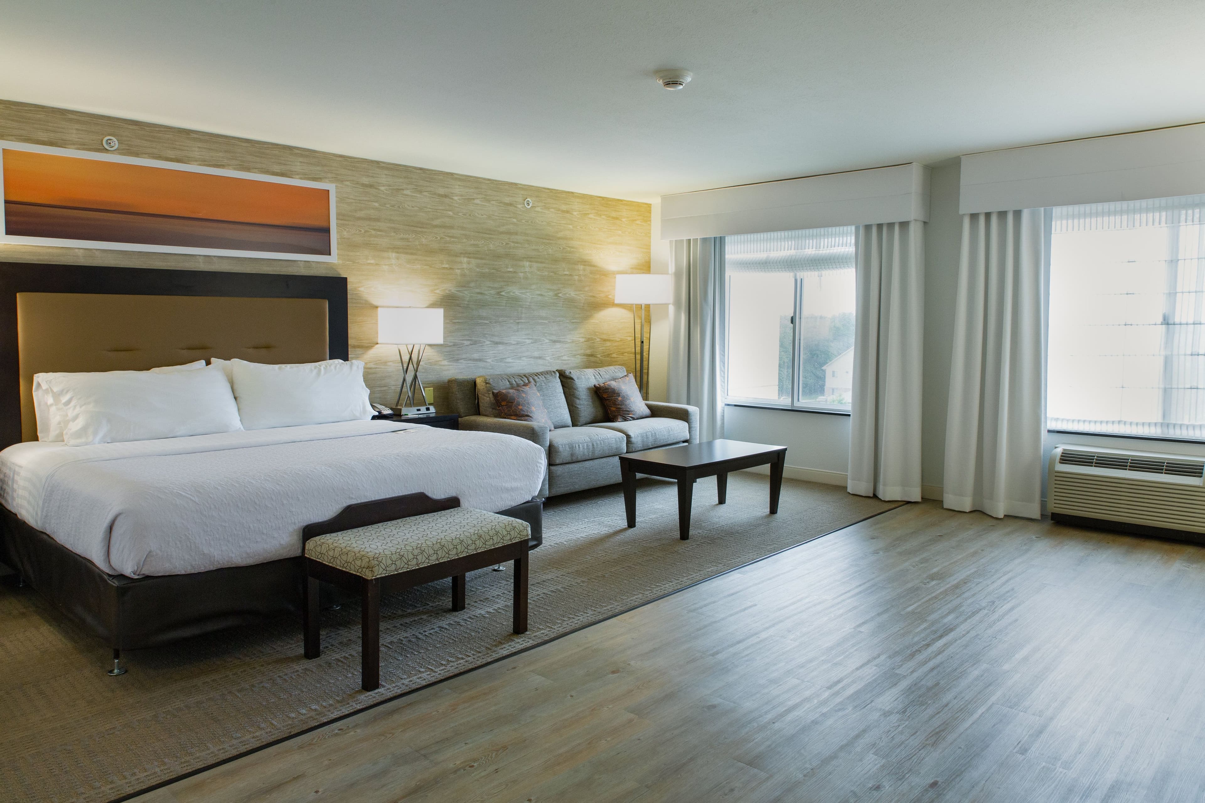 Holiday Inn & Suites Bloomington-Airport — 8