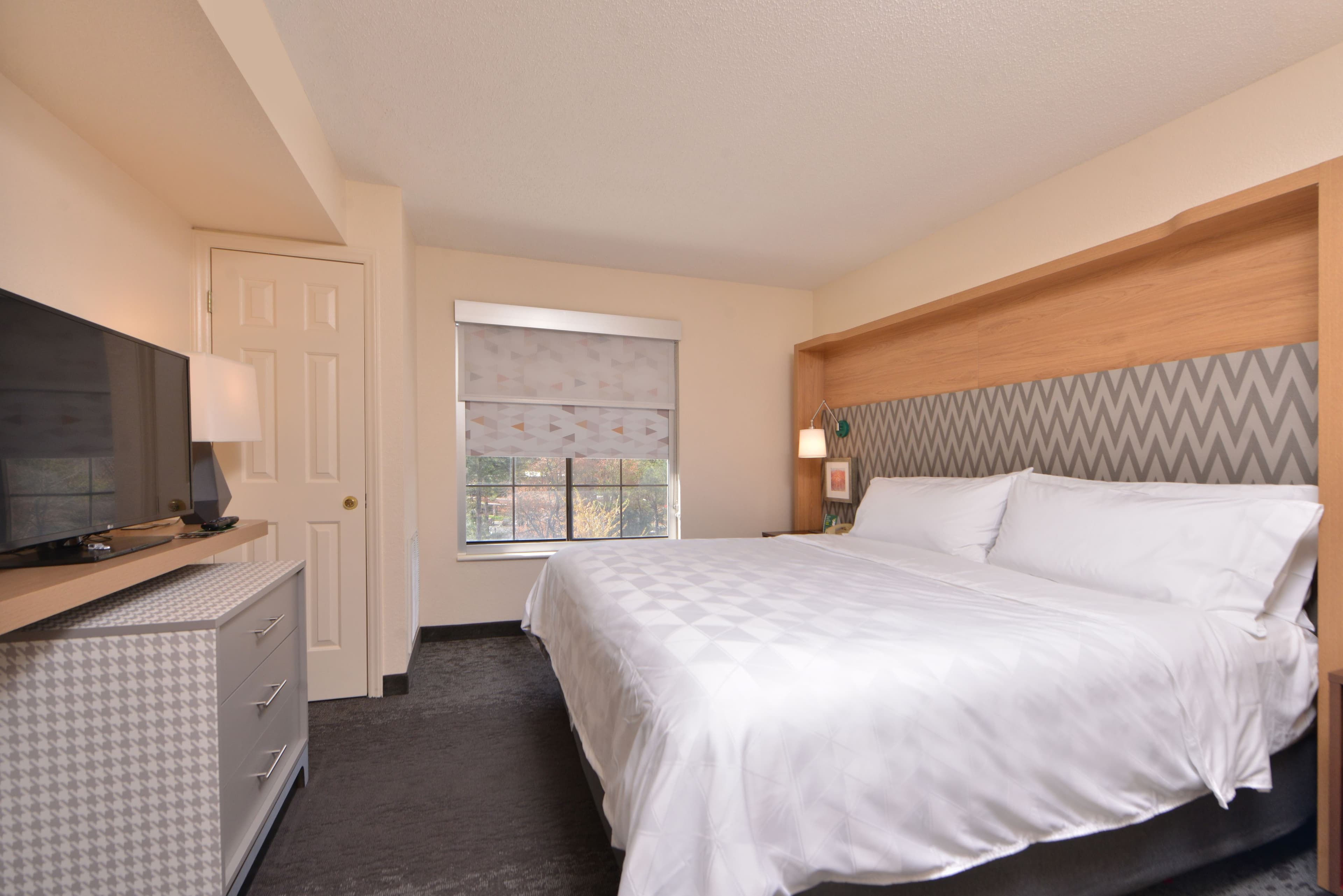 Holiday Inn & Suites Raleigh-Cary (I-40 @Walnut St) — 8