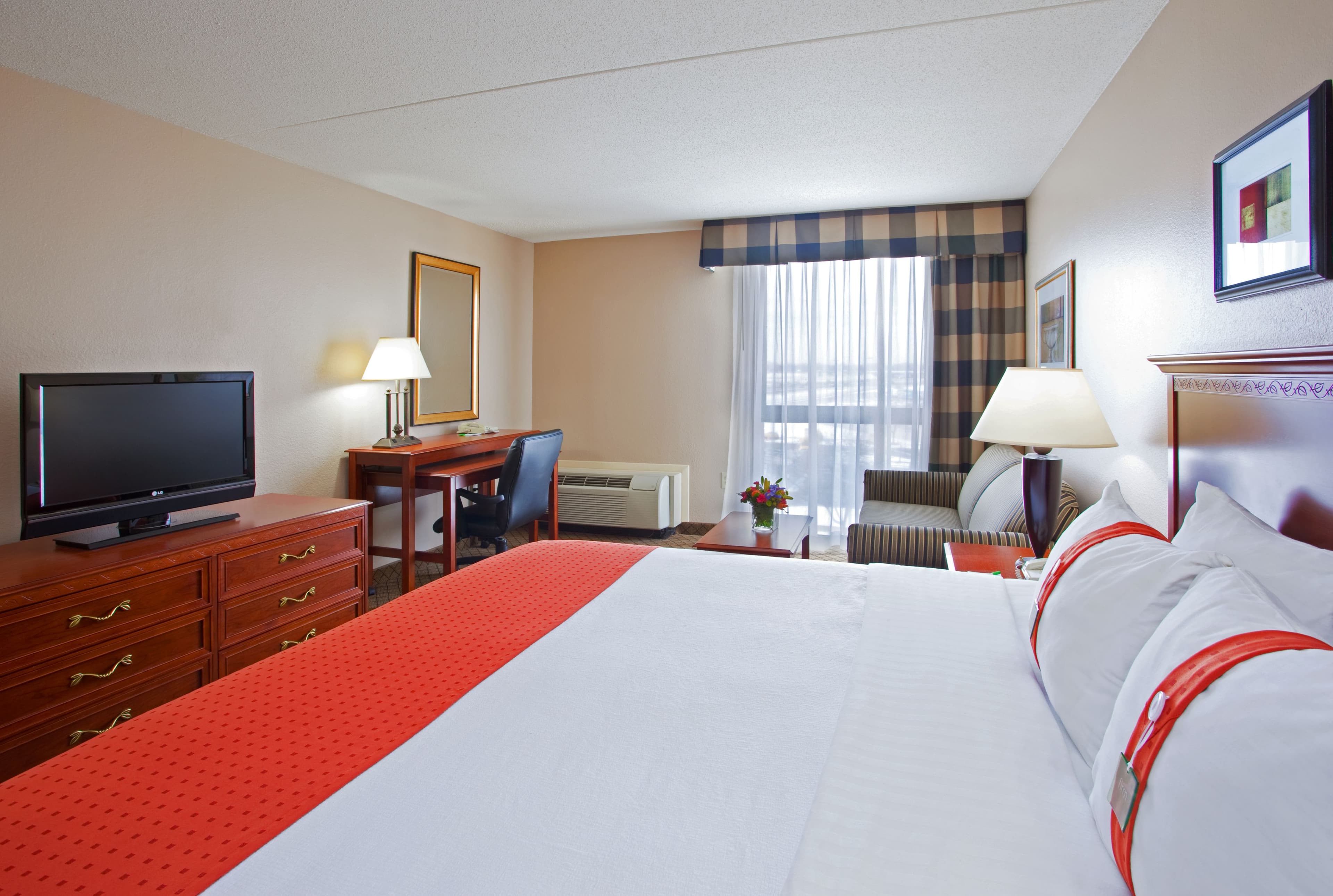 Holiday Inn & Suites Cincinnati-Eastgate (I-275e) — 10