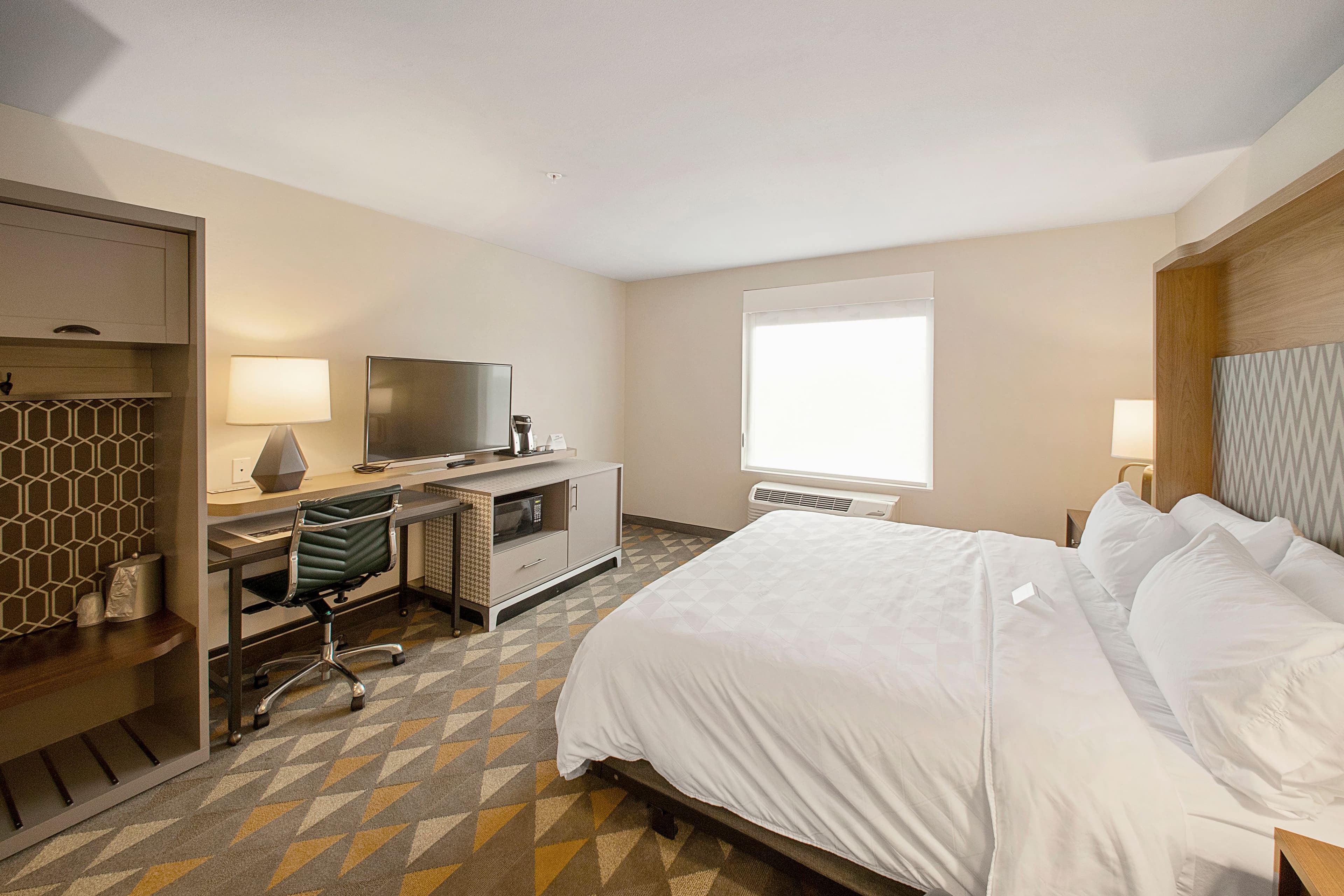 Holiday Inn & Suites Decatur-Forsyth - Image 4