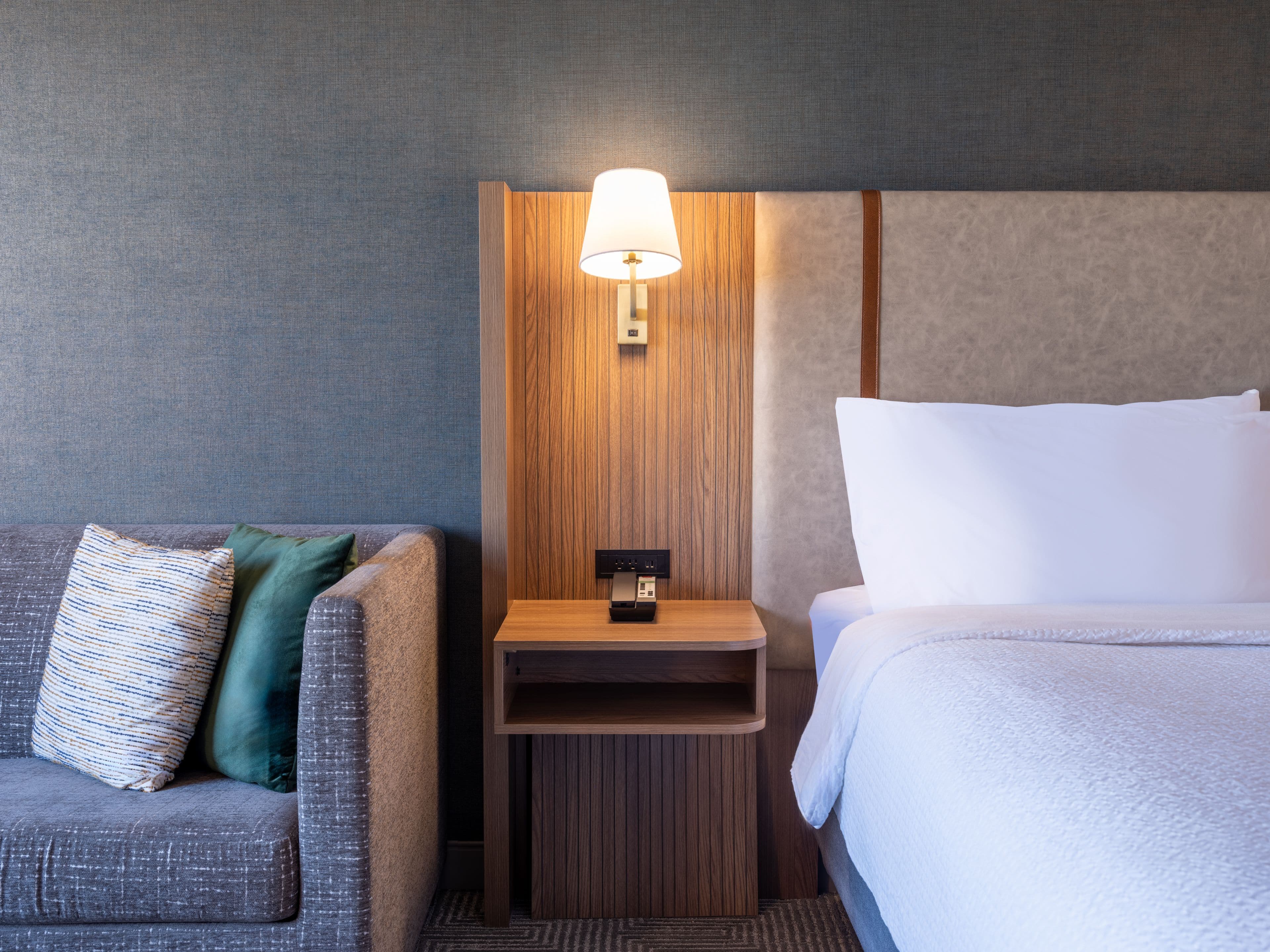 Holiday Inn & Suites Chicago Northwest - Elgin - Image 2