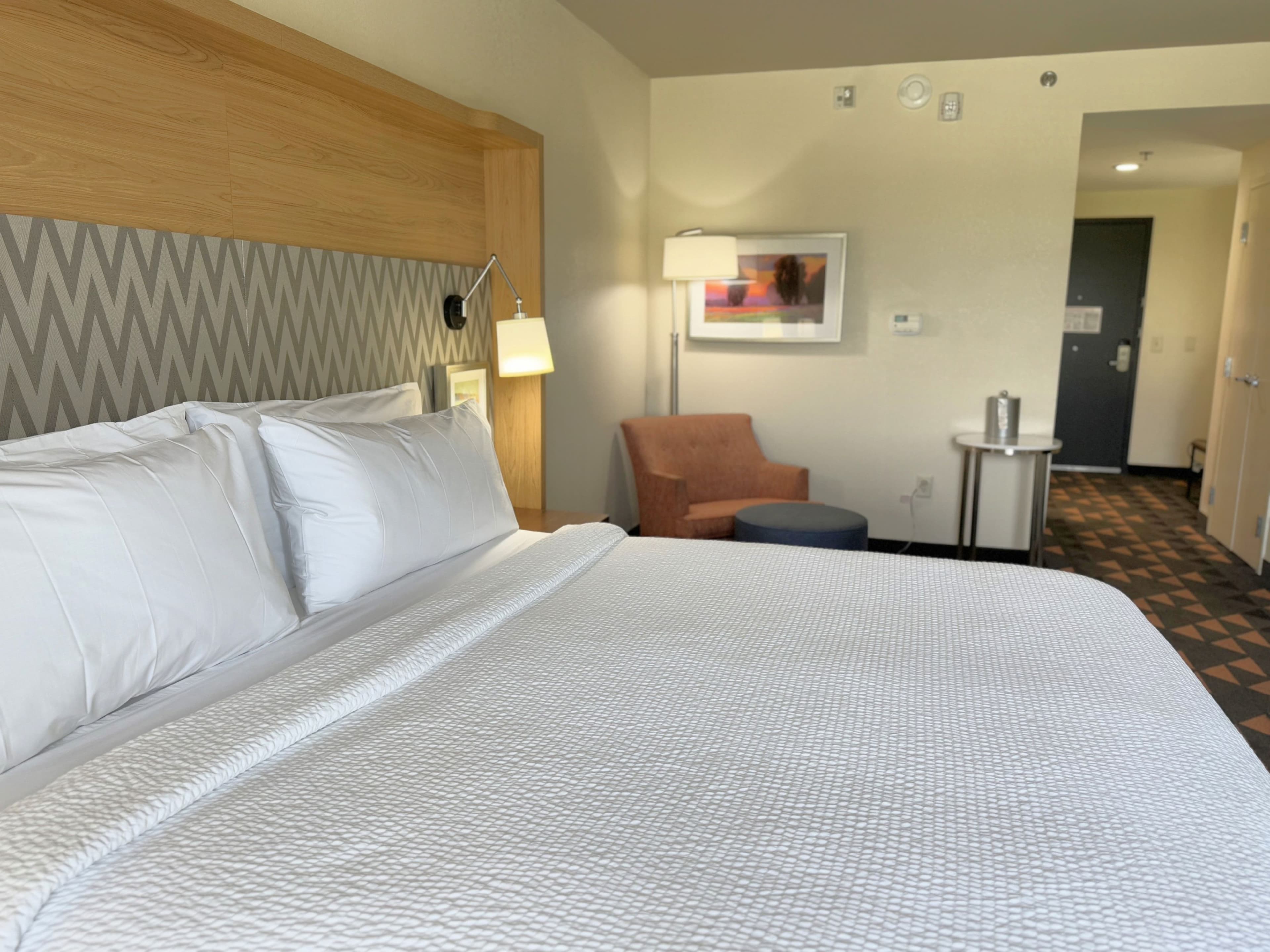Holiday Inn & Suites Fayetteville W-Fort Bragg Area - Image 4