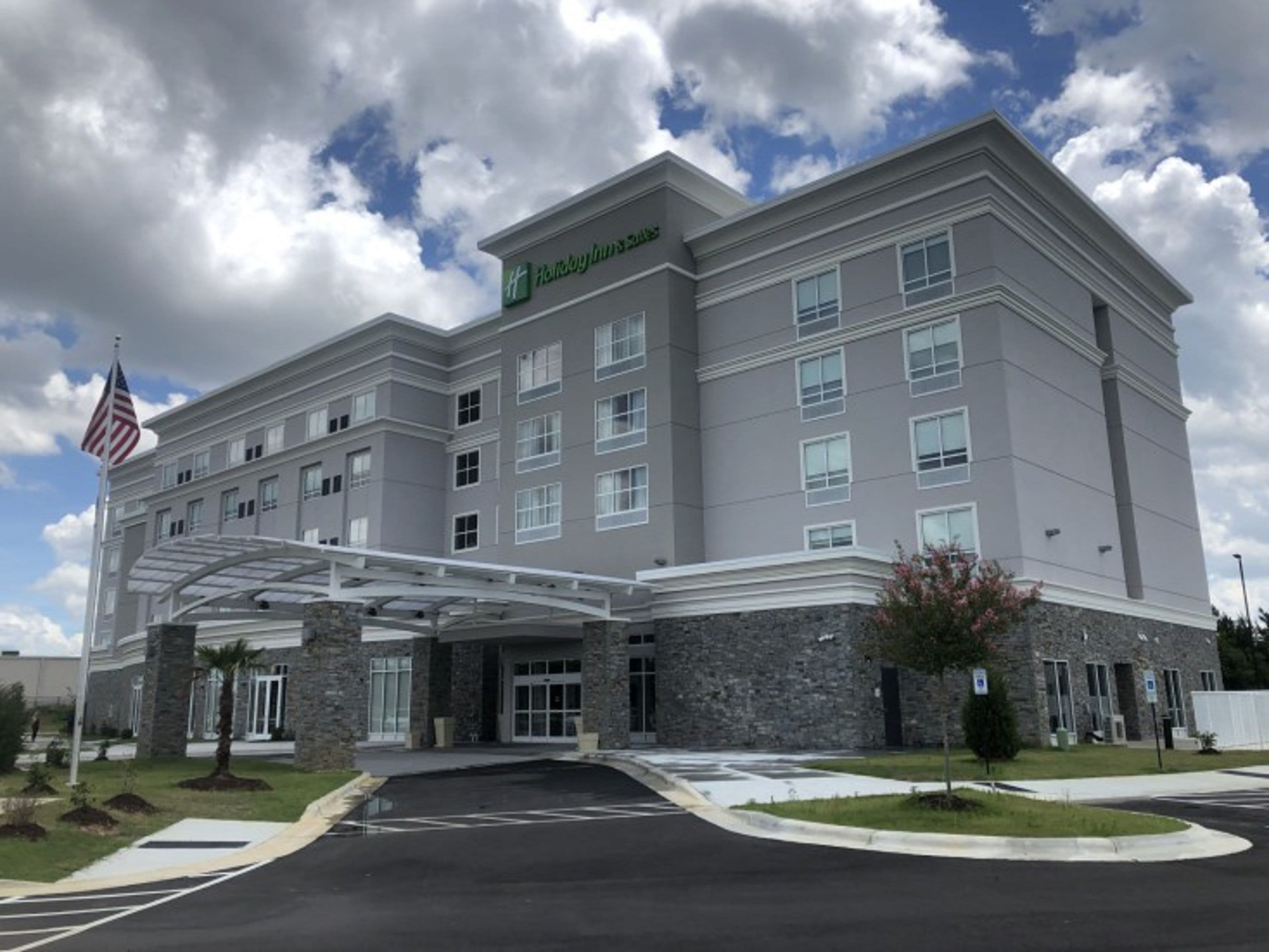 Holiday Inn & Suites Fayetteville W-Fort Bragg Area - Image 1