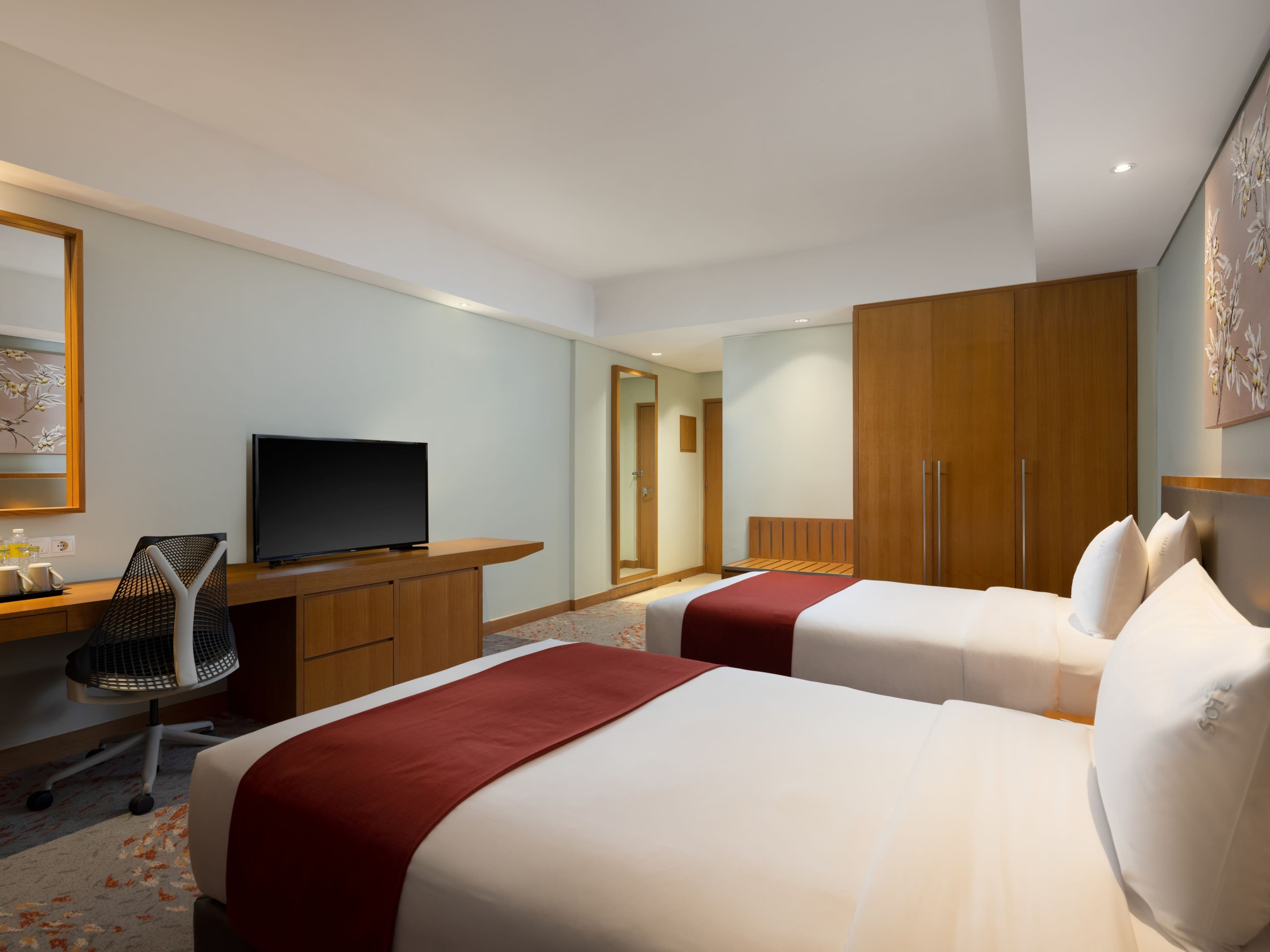 Holiday Inn & Suites Jakarta Gajah Mada — 12