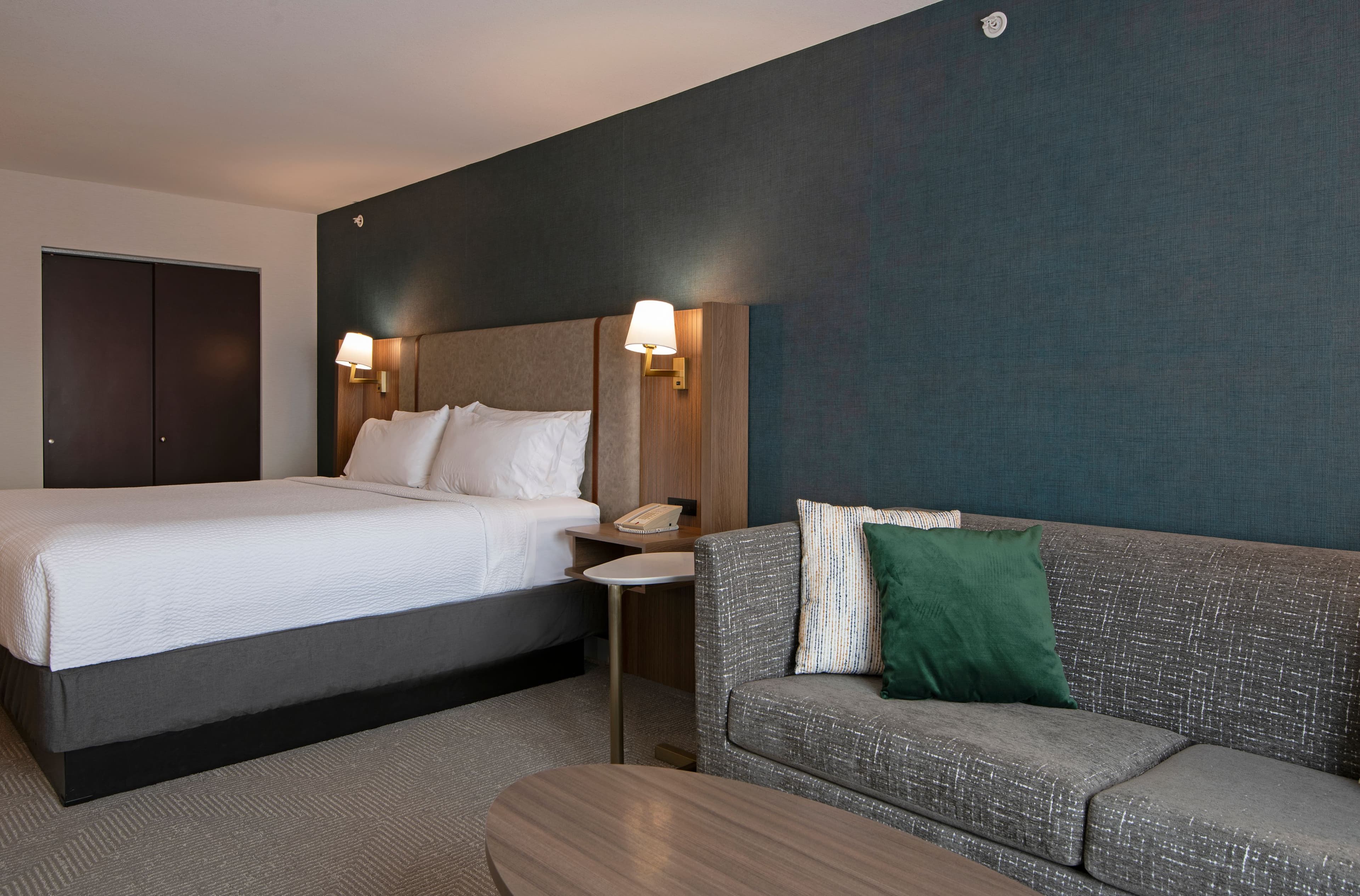 Holiday Inn & Suites Kamloops — 16