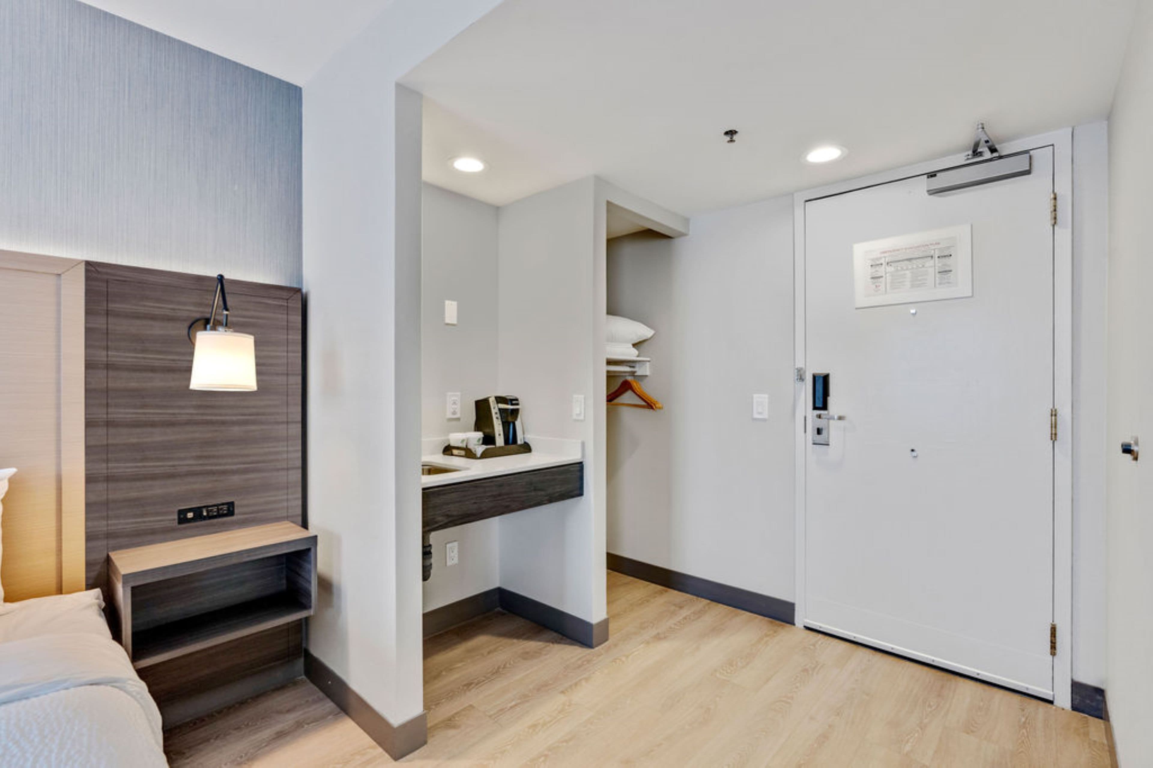 Holiday Inn & Suites Ottawa Kanata — 13
