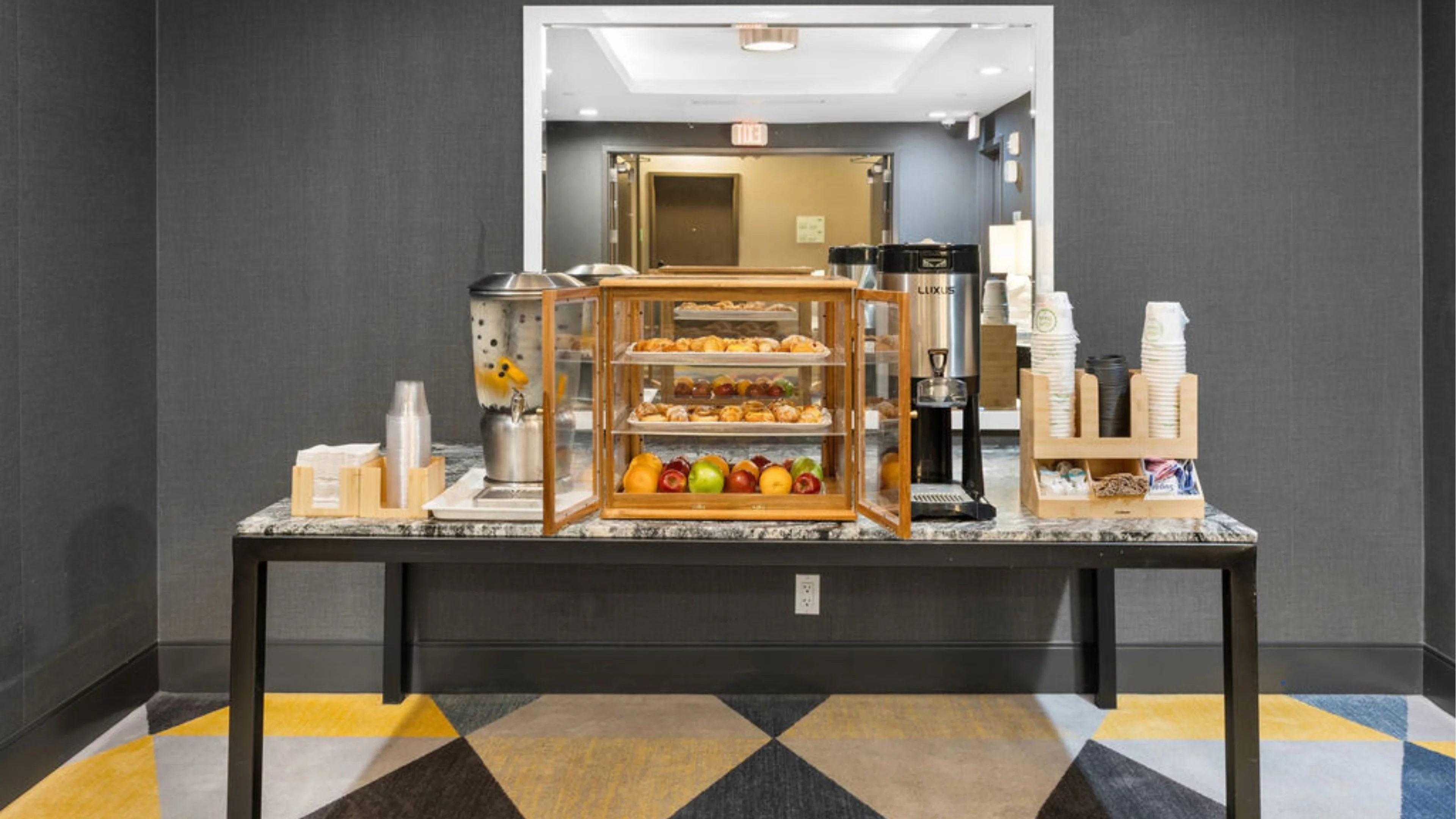Holiday Inn & Suites Nashville Downtown - Broadway — 108