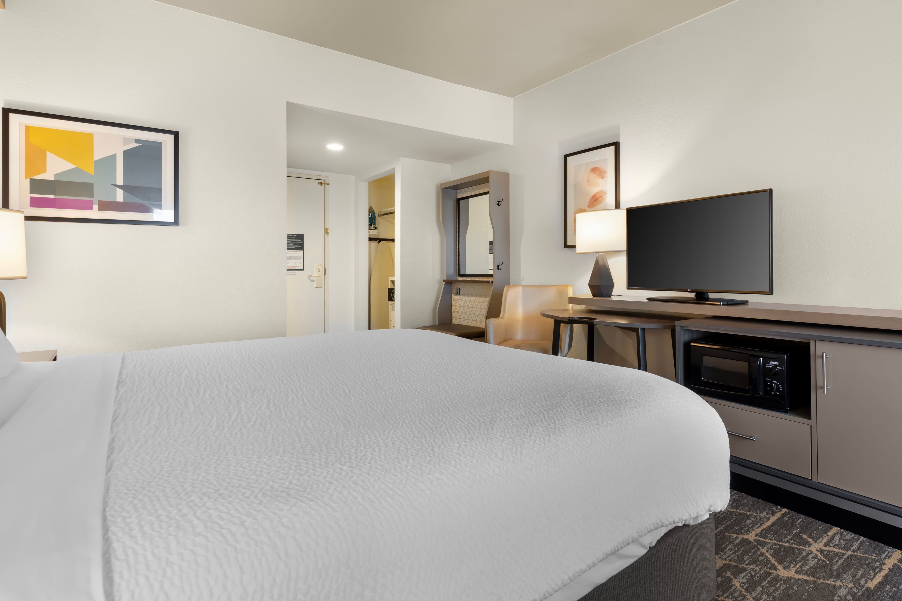 Holiday Inn & Suites Oakland - Airport — 14