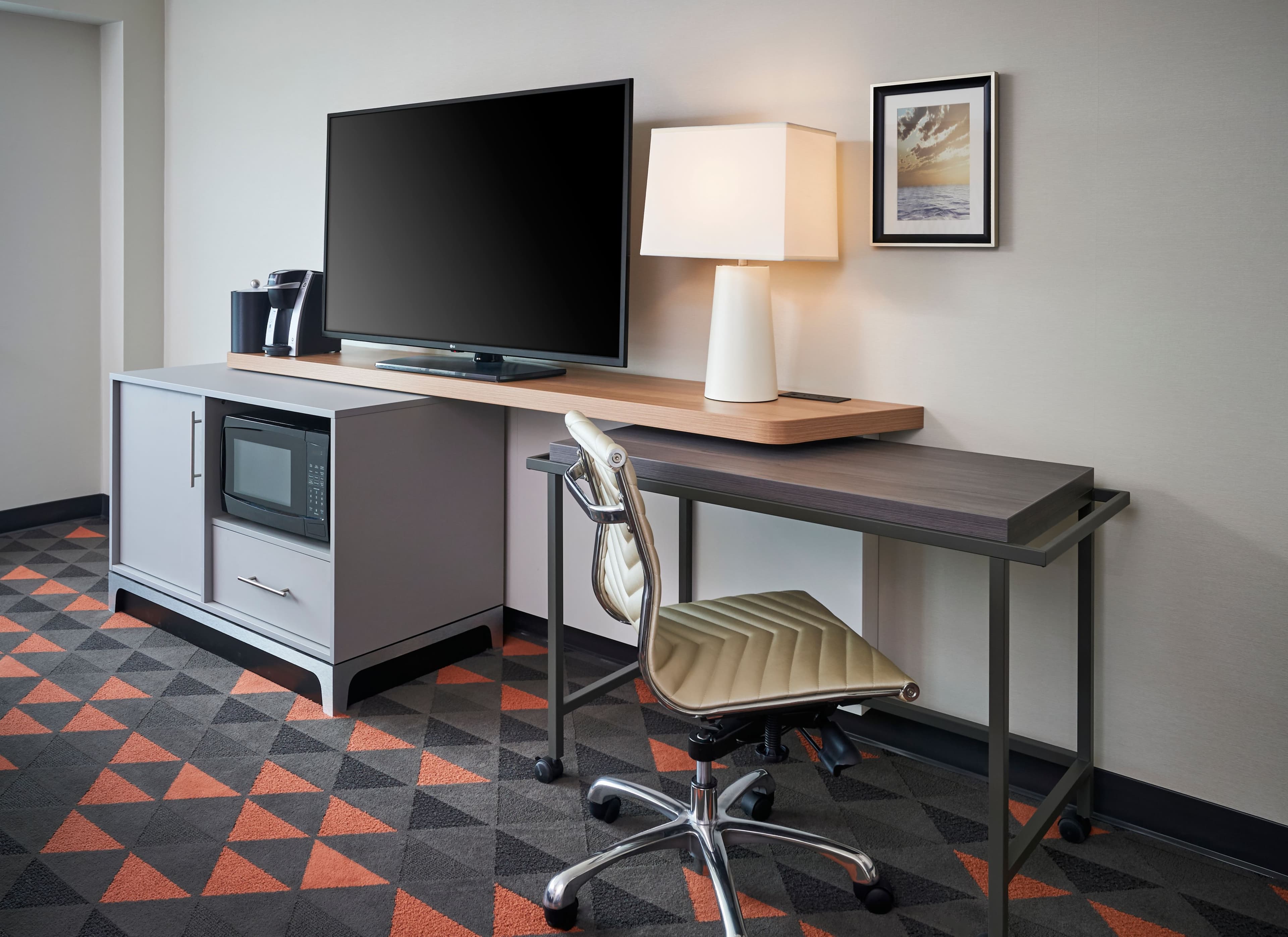 Holiday Inn & Suites Oakville @ Bronte - Image 4
