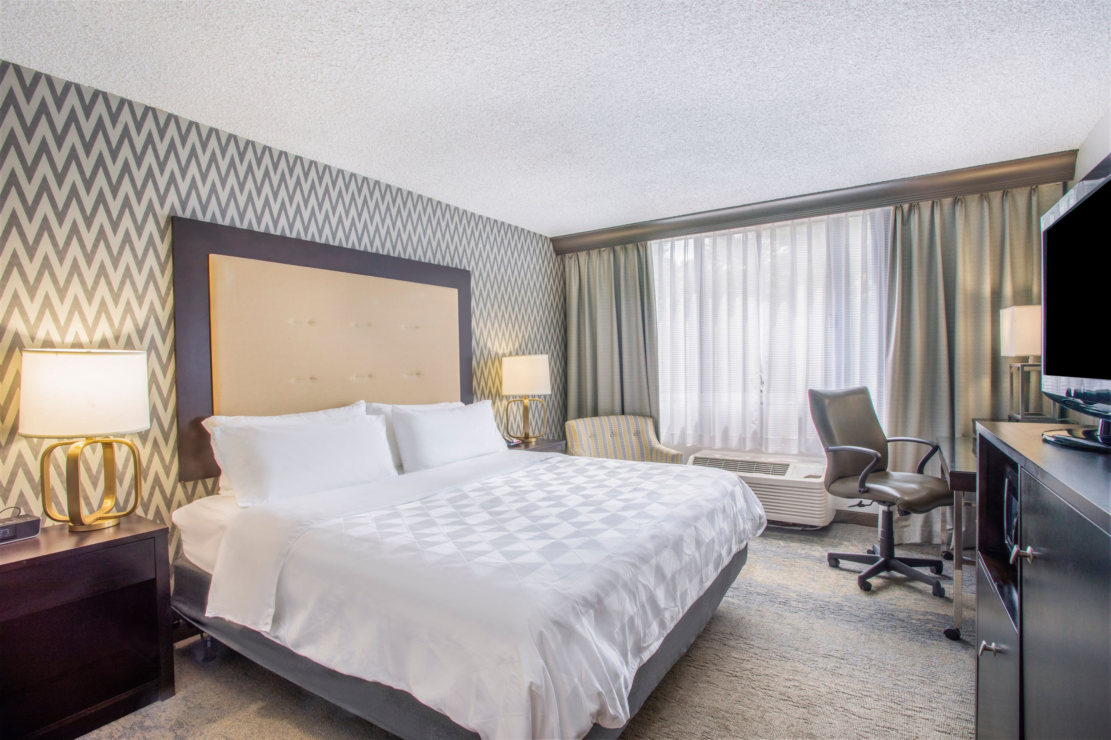 Holiday Inn & Suites Parsippany Fairfield - Image 3