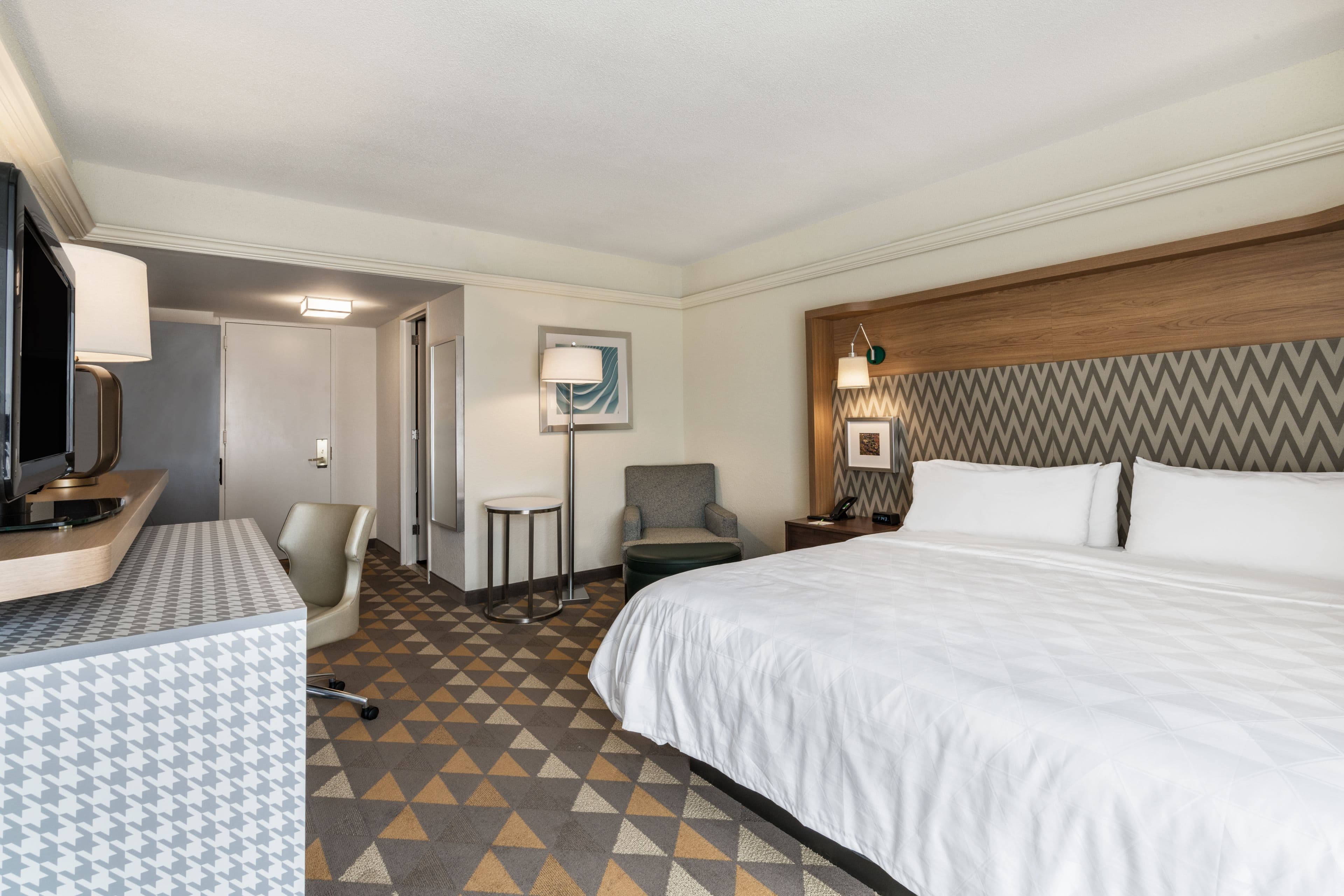 Holiday Inn & Suites Pittsfield-Berkshires - Image 4