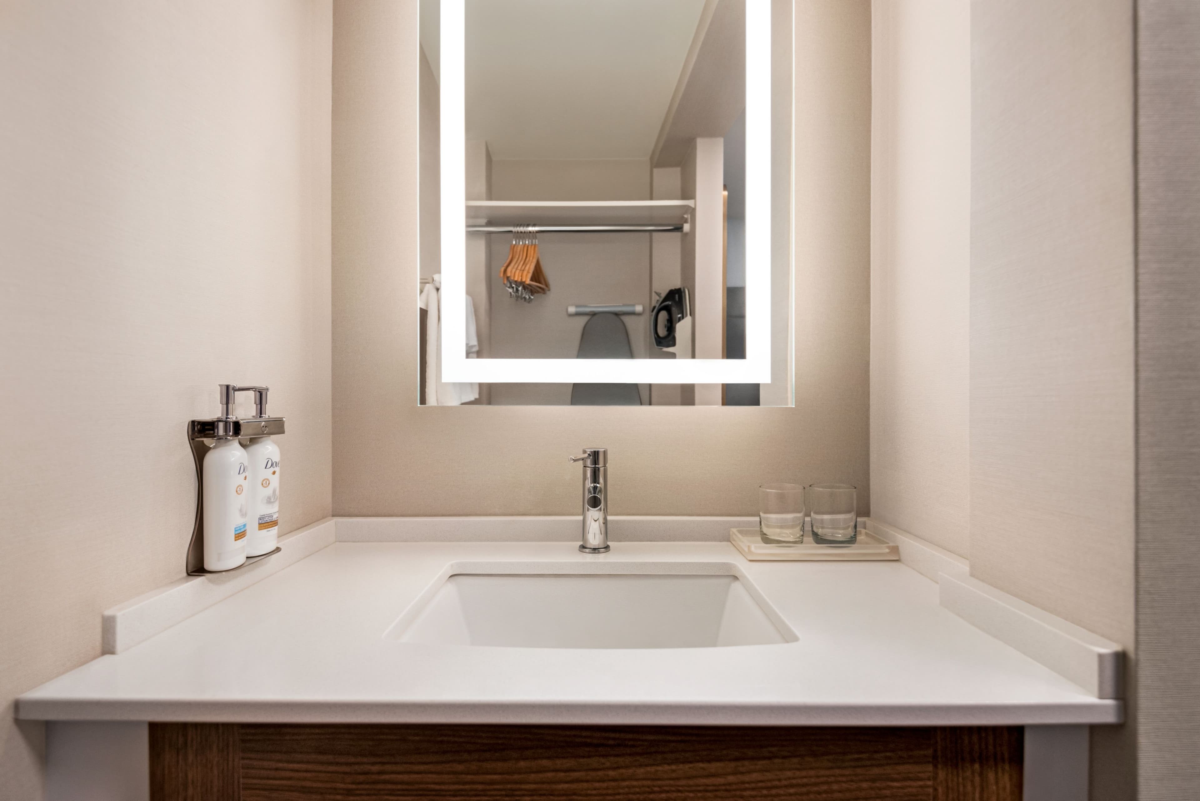Holiday Inn & Suites Vancouver Downtown — 24