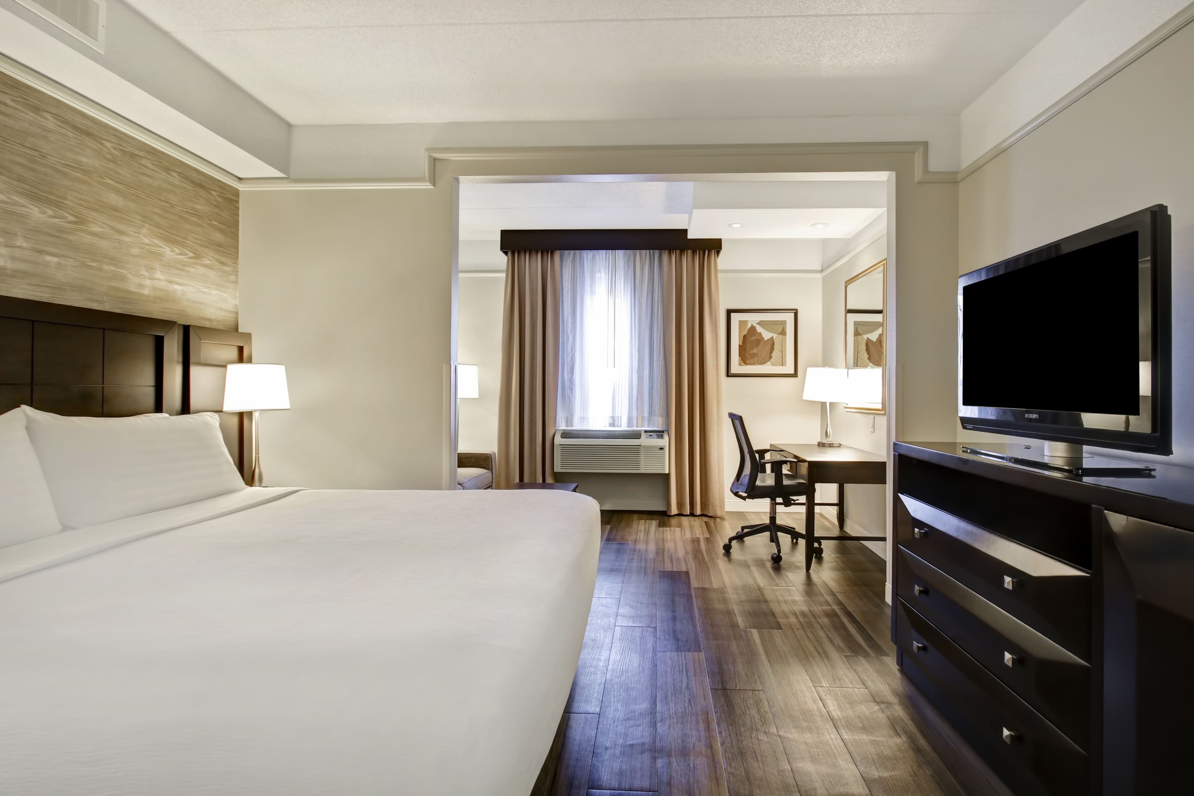 Holiday Inn & Suites Windsor (Ambassador Bridge) — 6