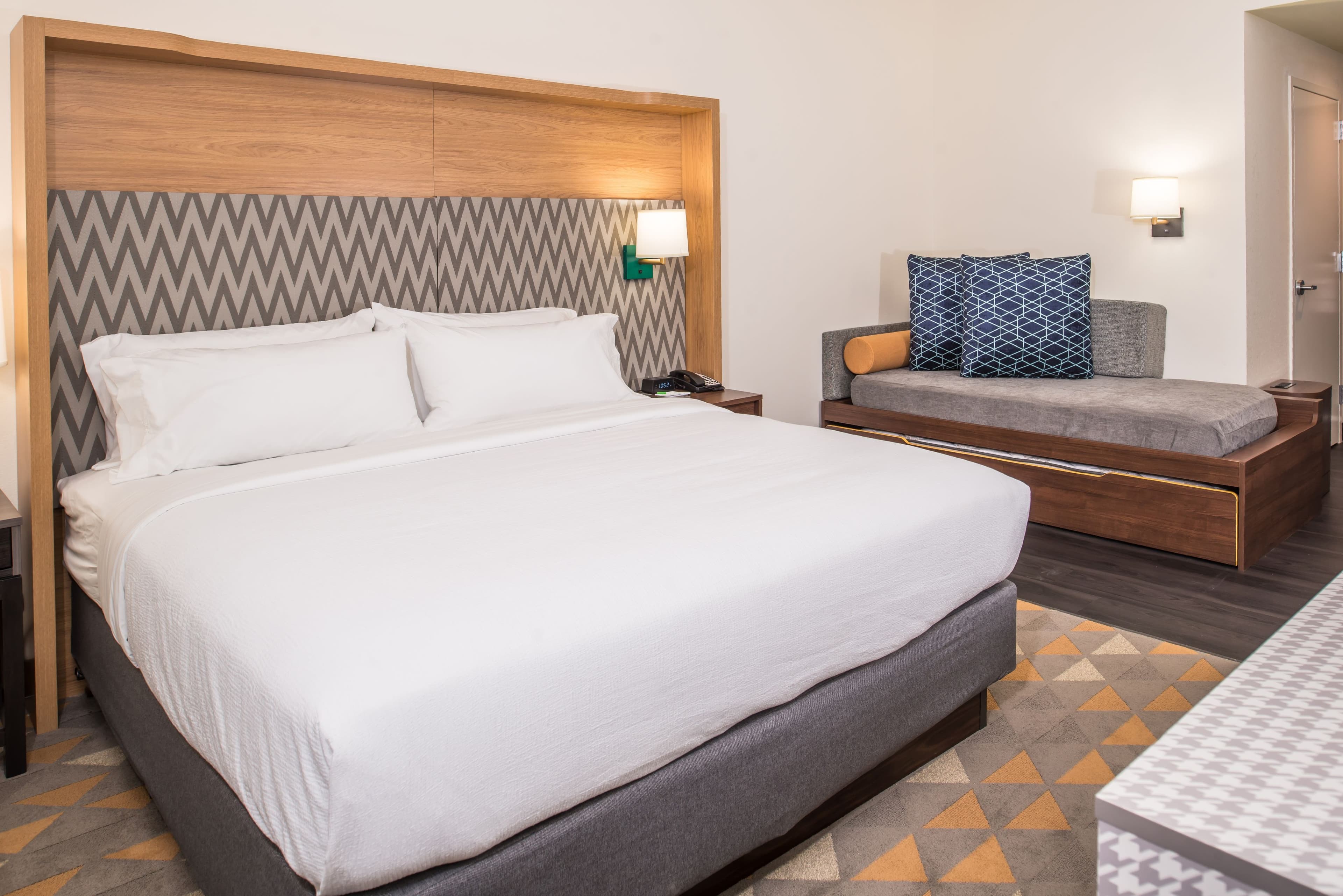 Holiday Inn Joplin - Image 4