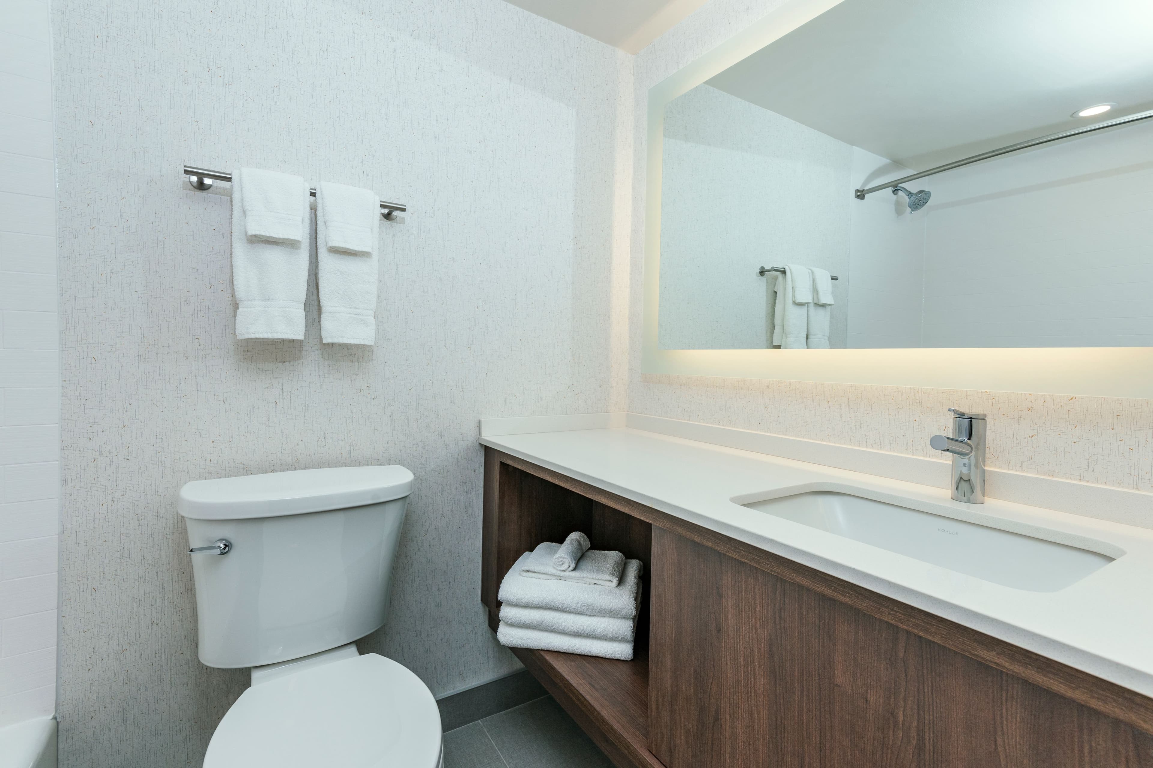 Holiday Inn Kingston-Waterfront — 7