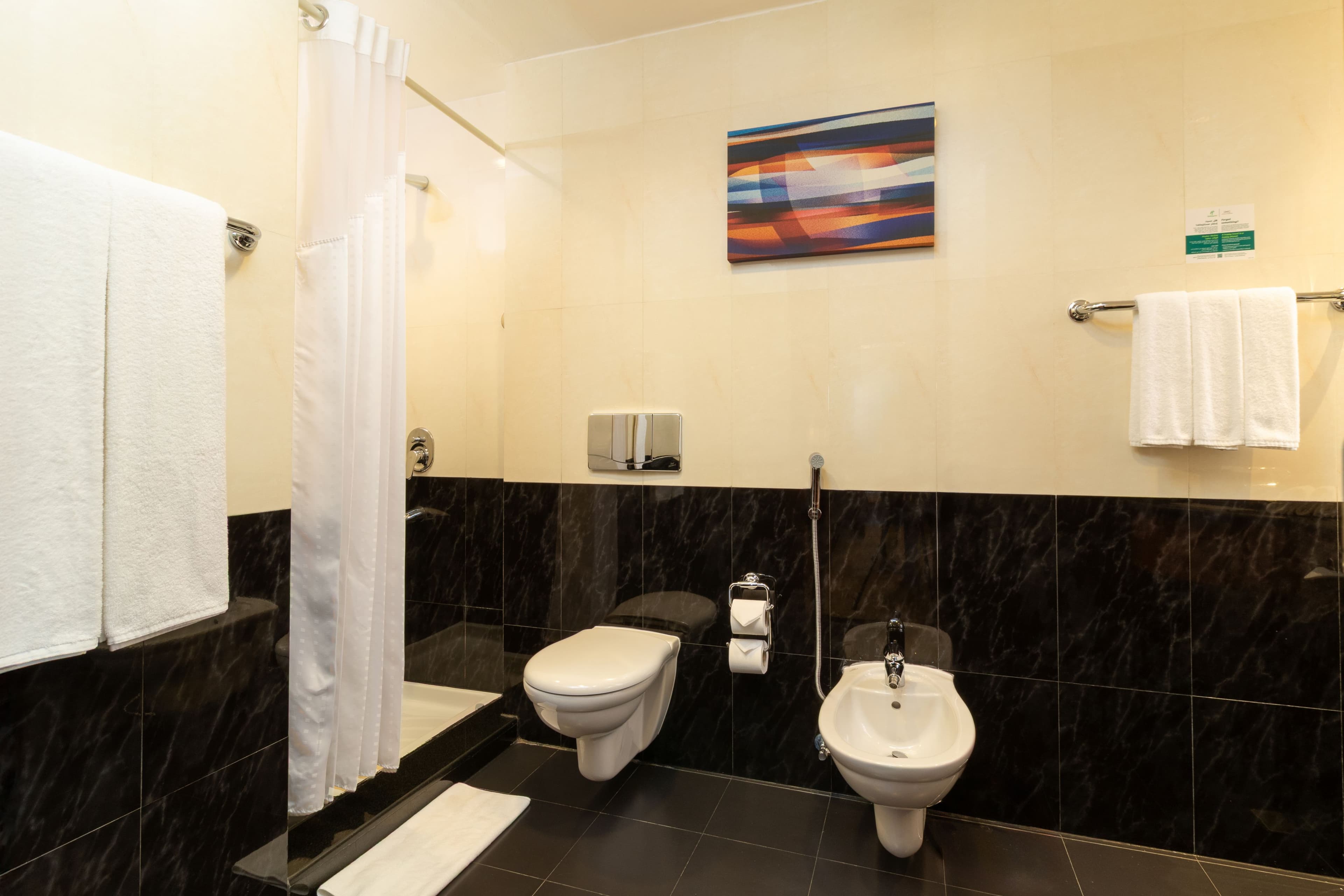 Holiday Inn Suites Kuwait Salmiya - Image 4