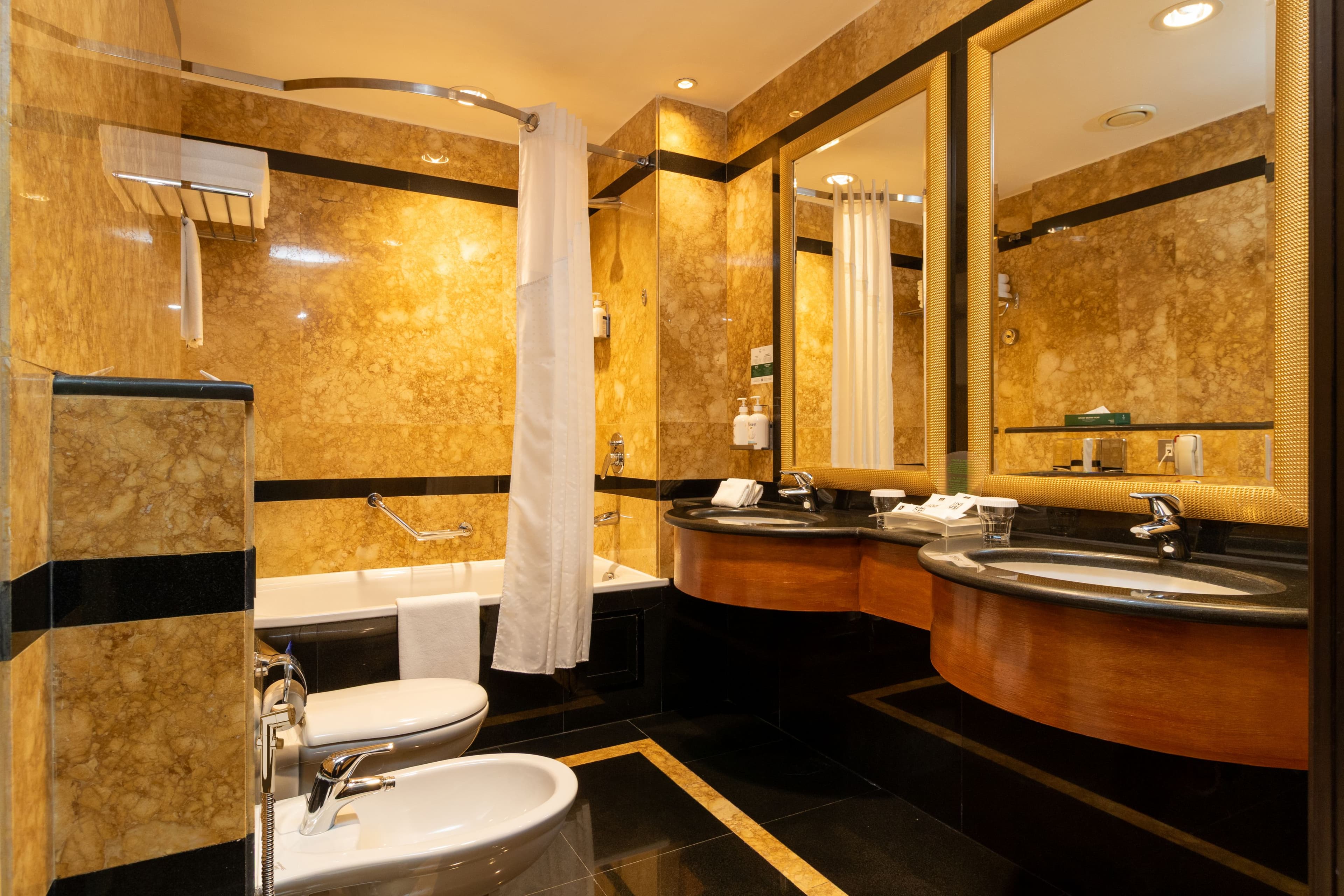 Holiday Inn Kuwait Salmiya — 62