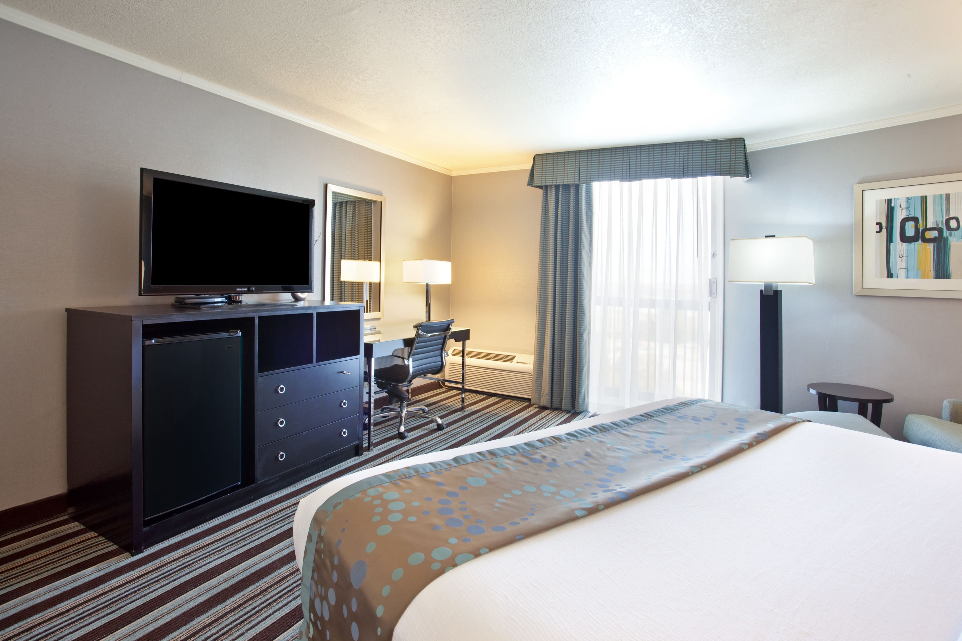 Holiday Inn Long Beach Airport - Image 4