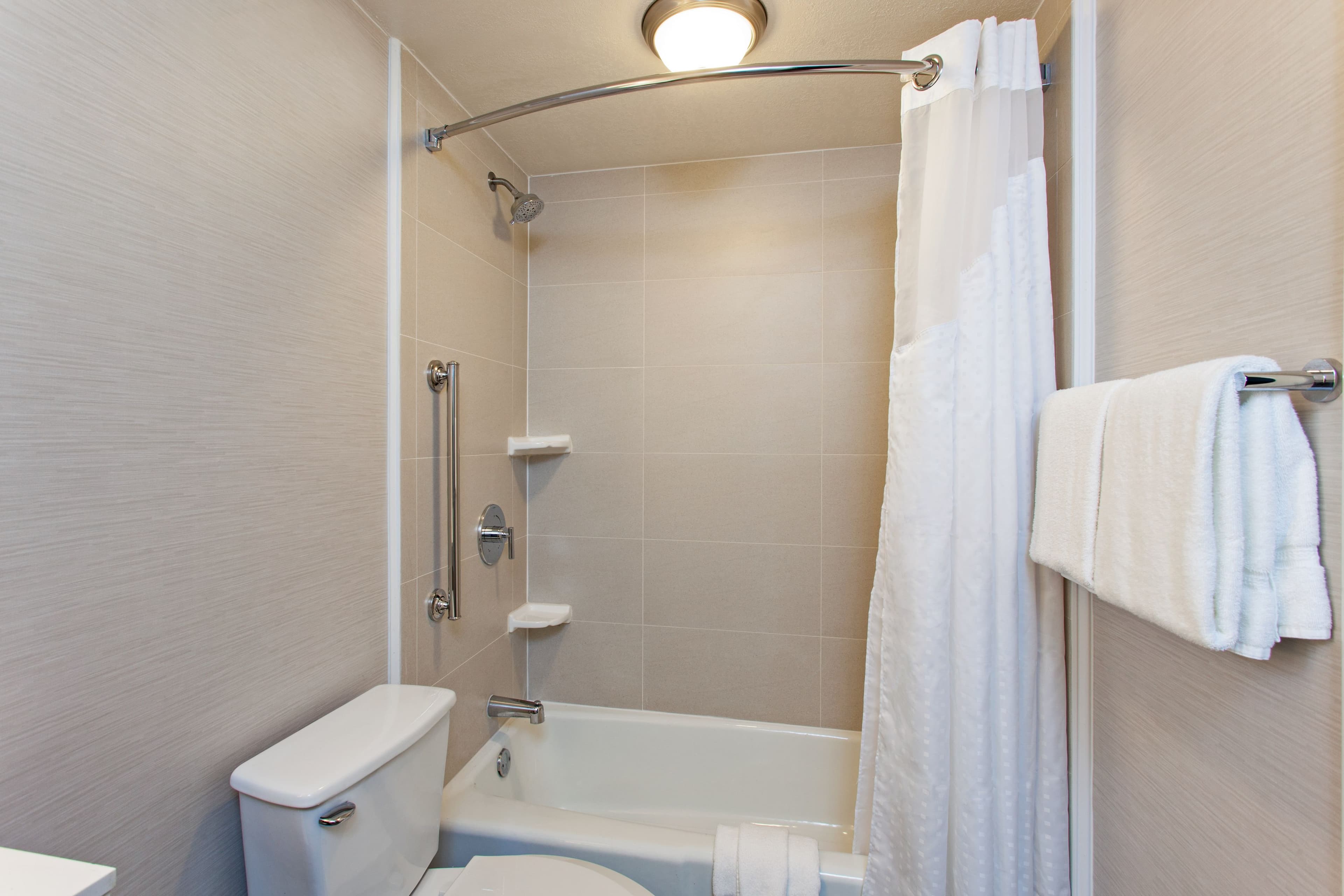 Holiday Inn Long Beach Airport - Image 5