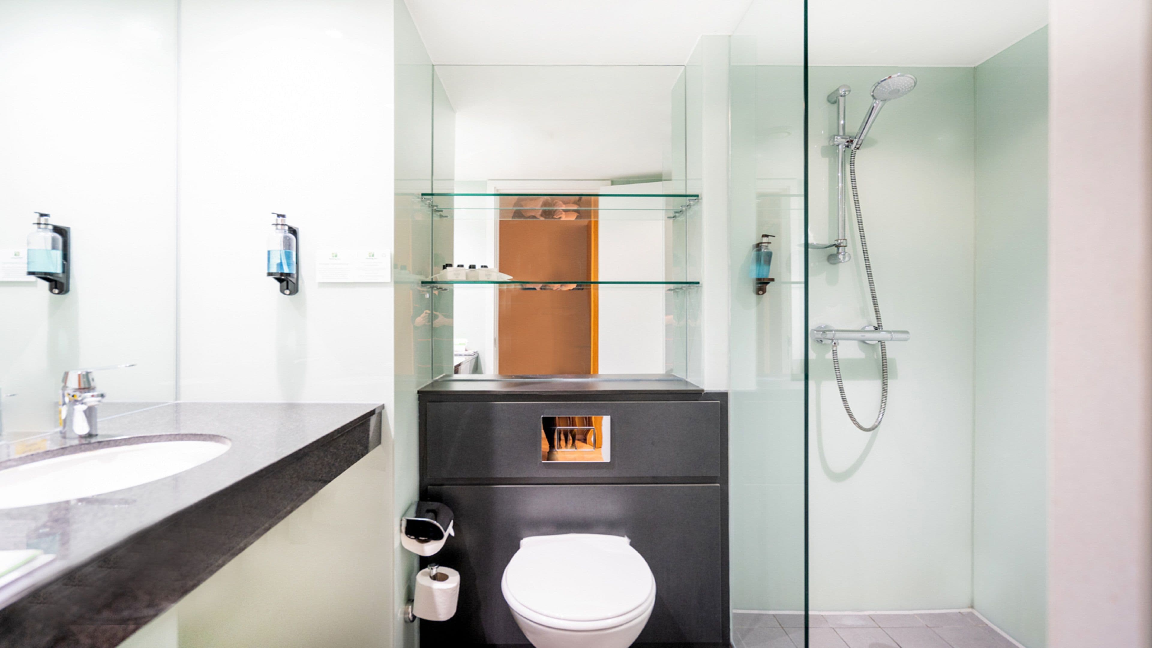 Holiday Inn London - Luton Airport - Image 4