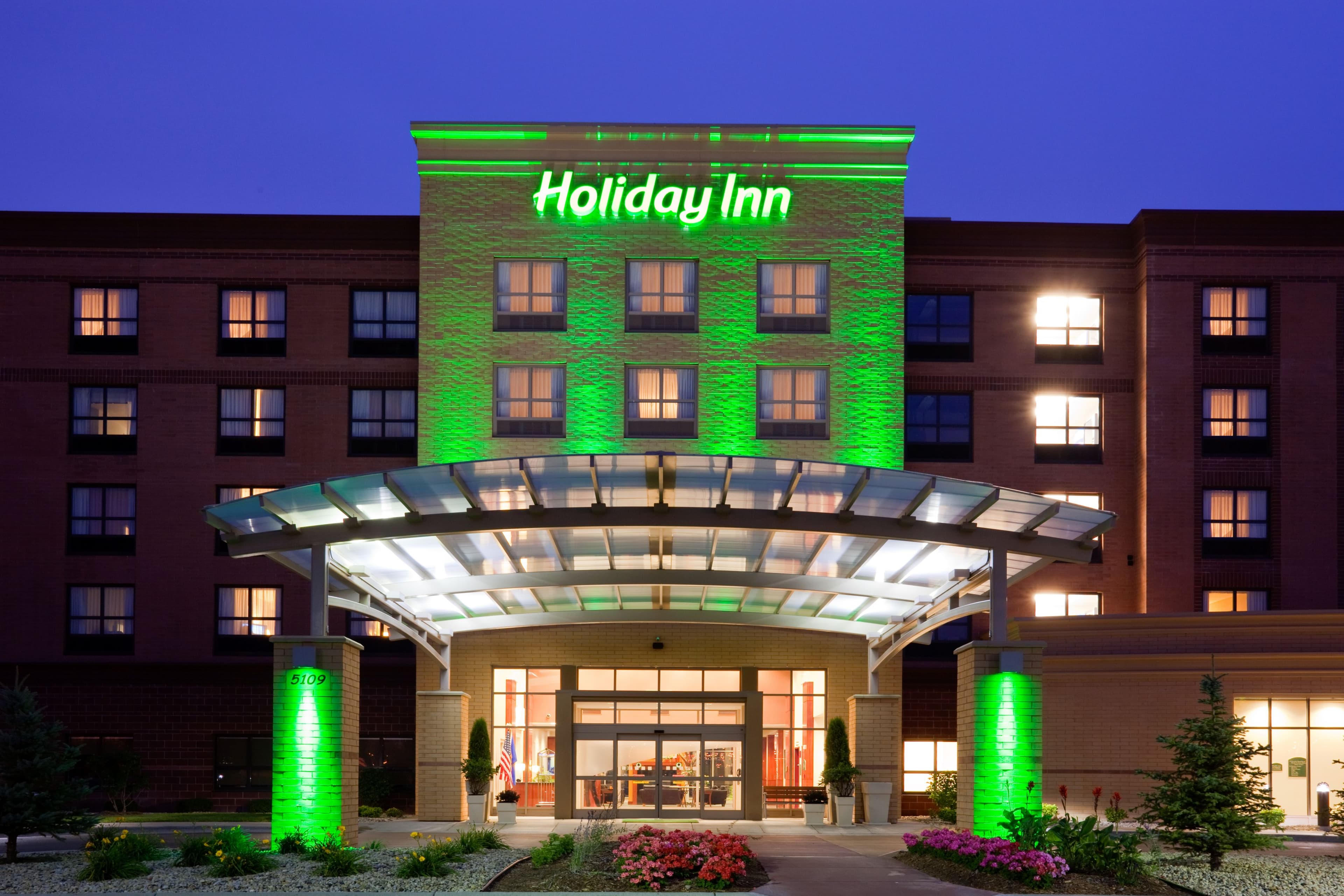 Holiday Inn Madison at The American Center - Image 1