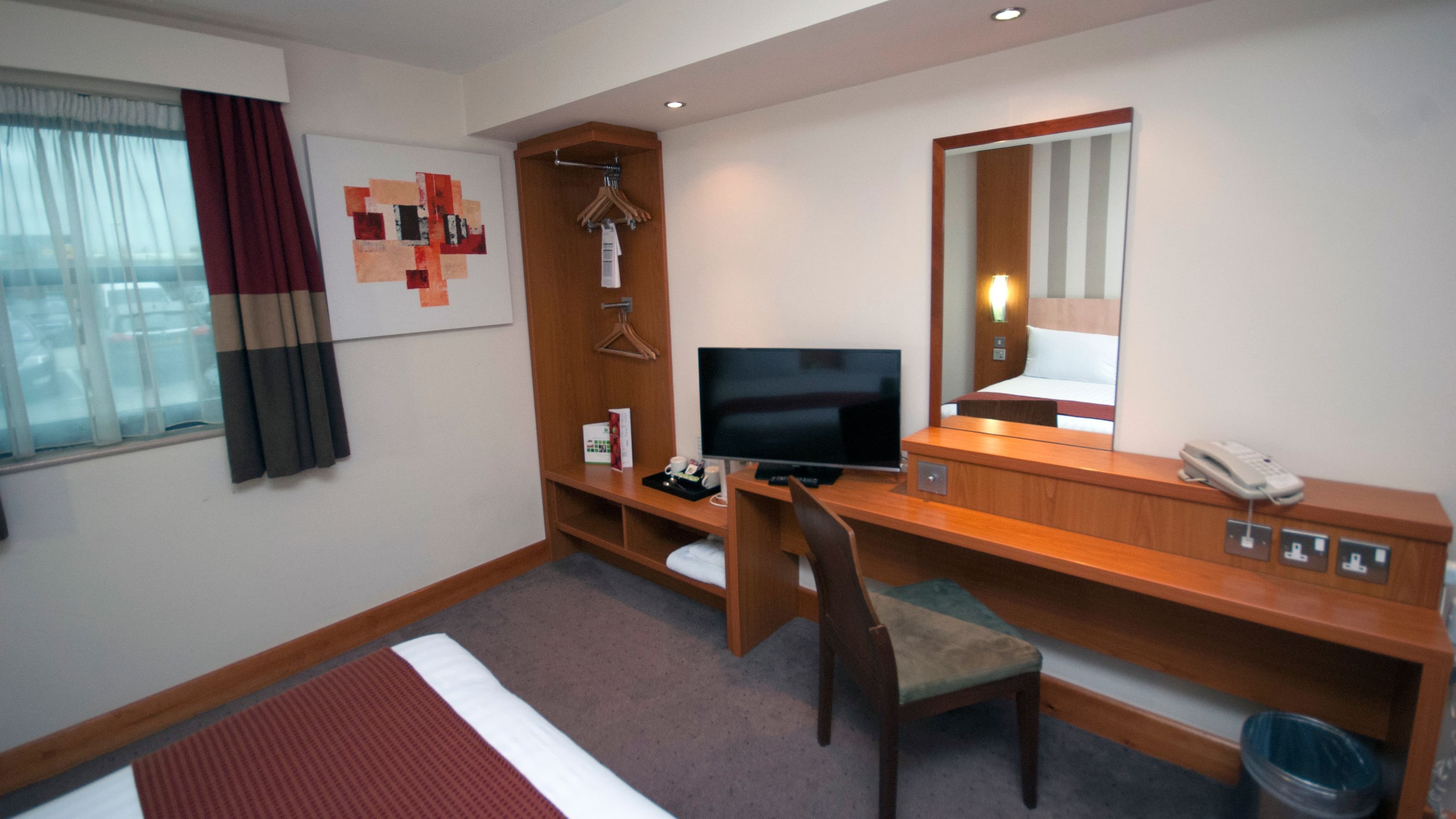 Holiday Inn Manchester - Central Park - Image 4