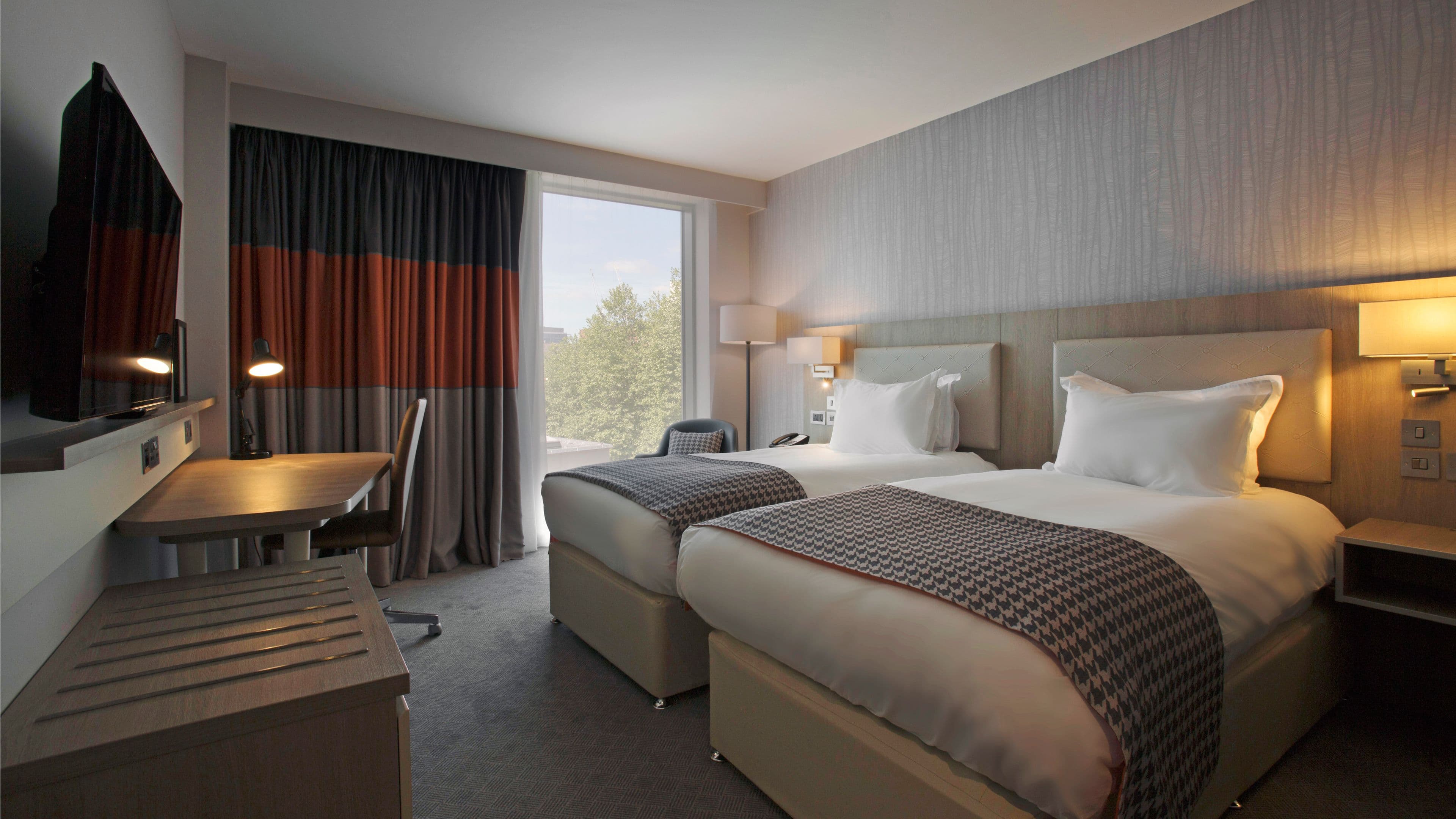 Holiday Inn Manchester - City Centre - Image 2