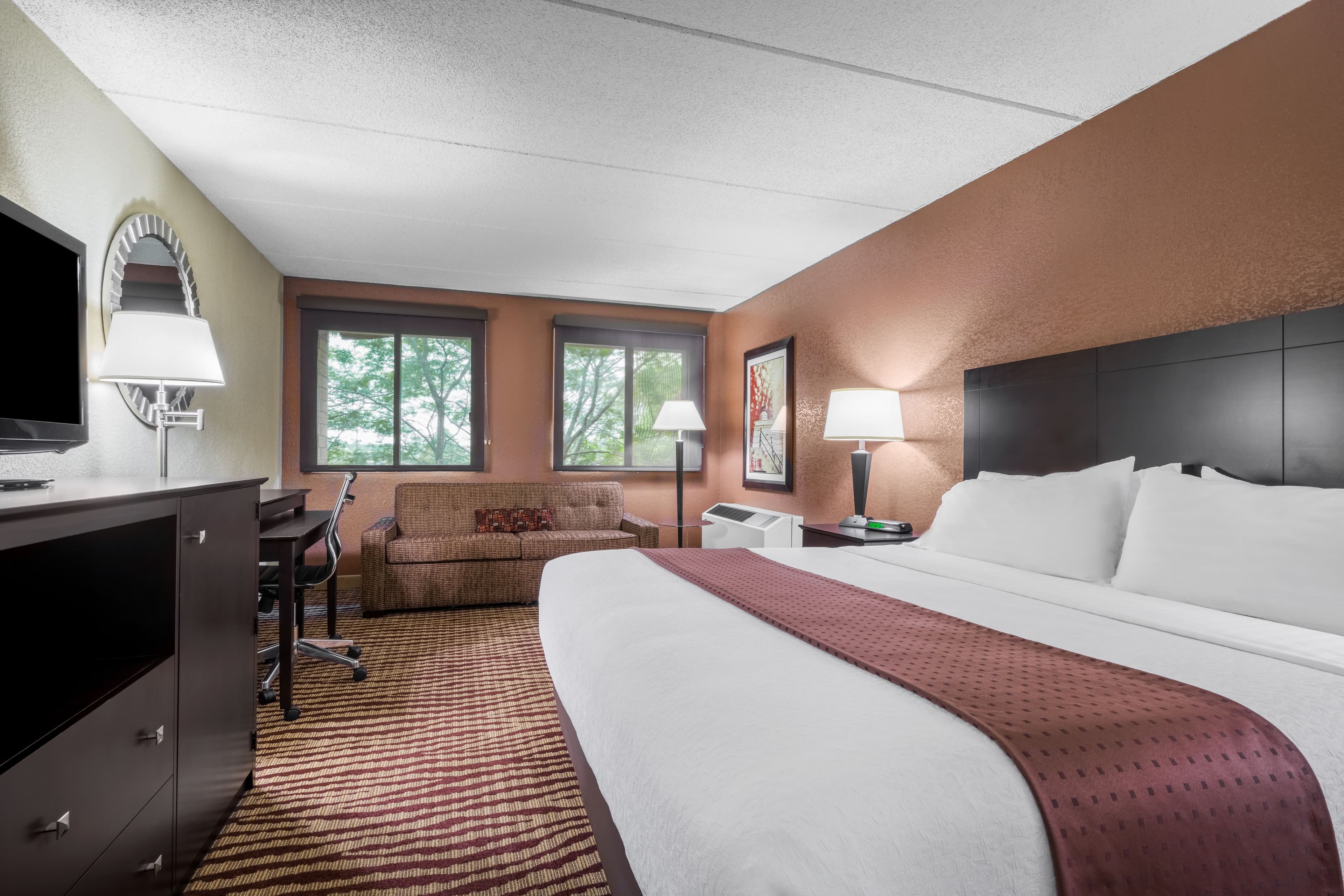 Holiday Inn Manitowoc - Image 3