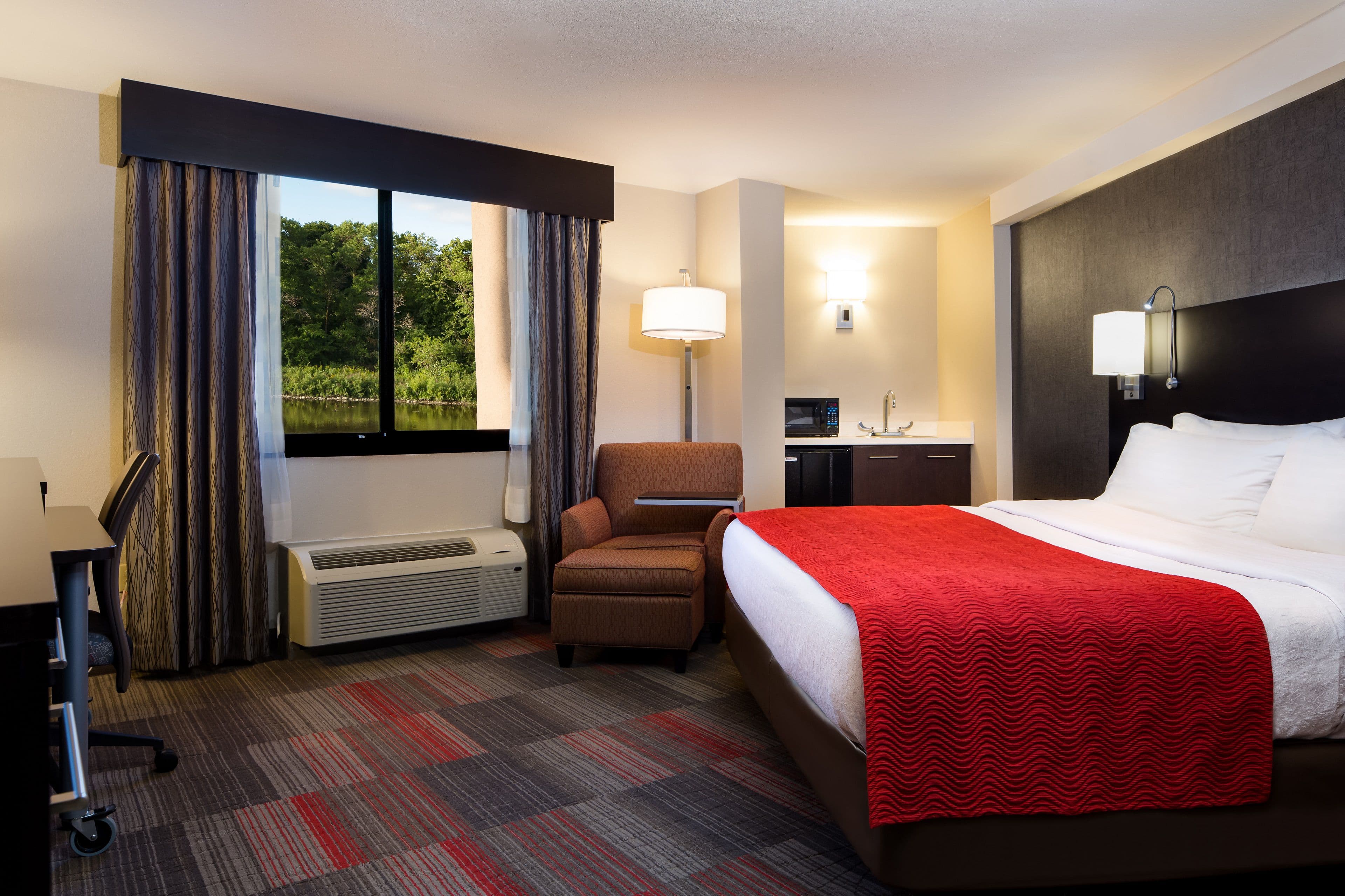 Holiday Inn Milwaukee Riverfront — 6
