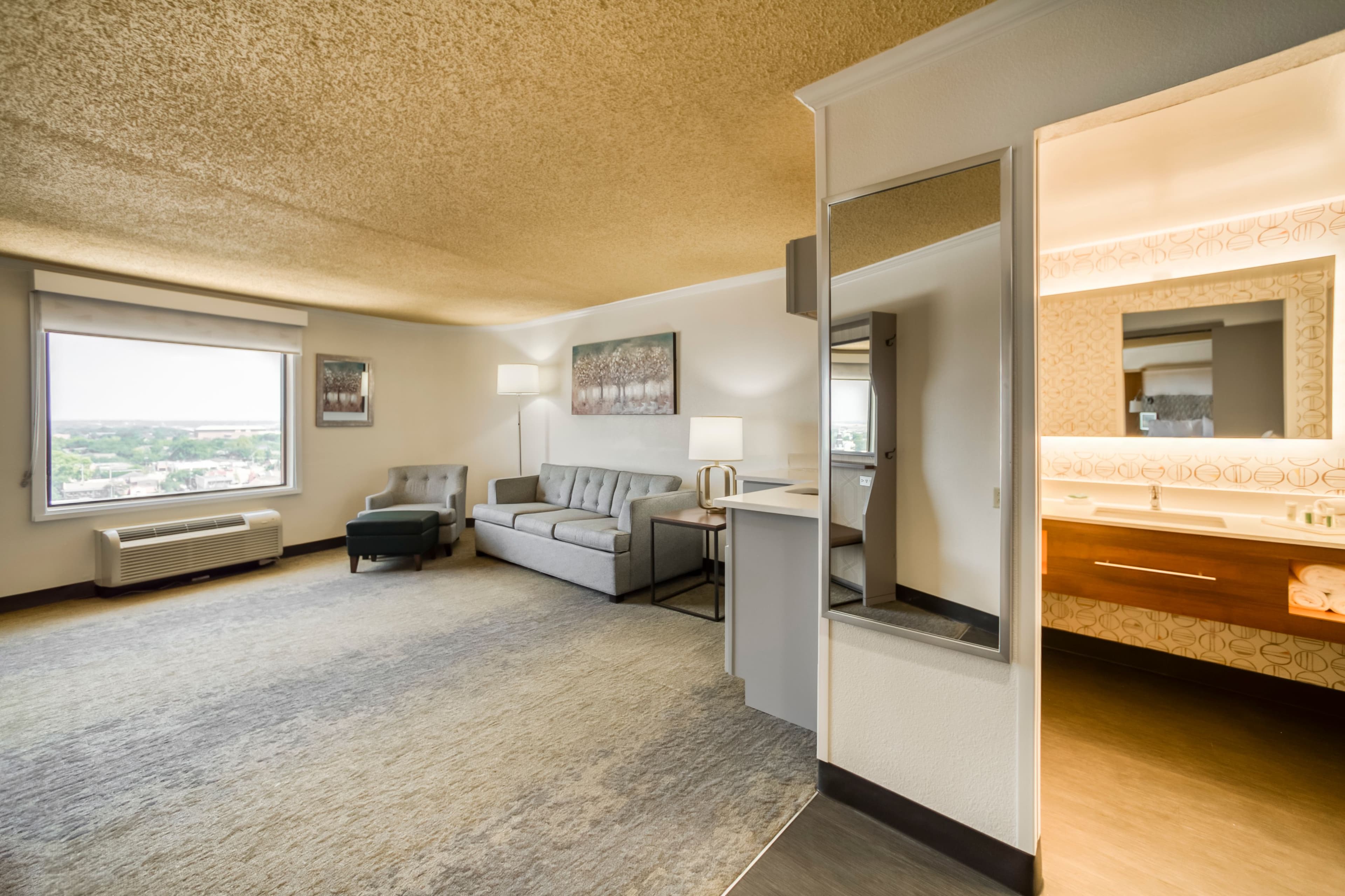 Holiday Inn Mobile-Dwtn/Hist. District — 104