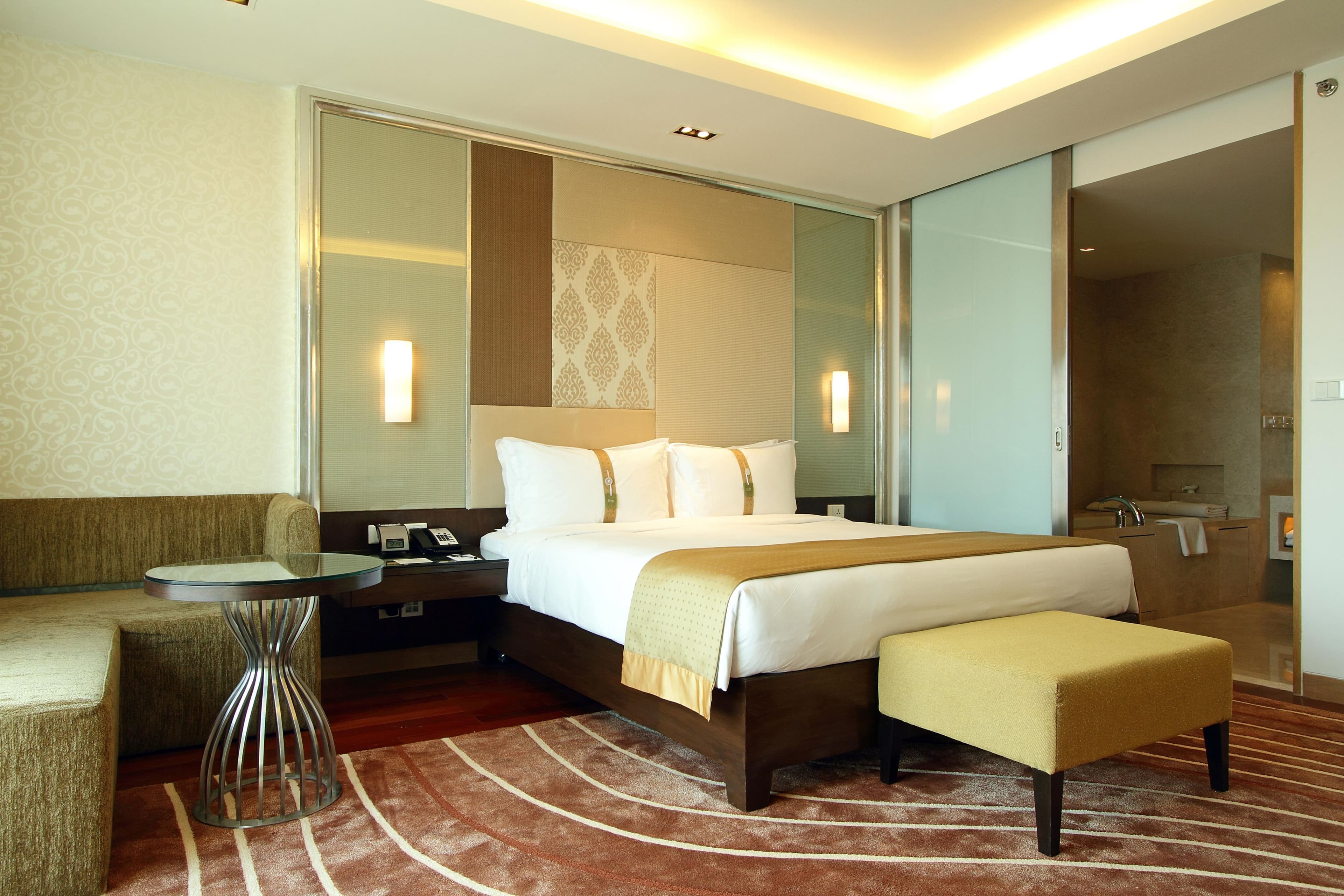 Holiday Inn Mumbai International Airport — 14
