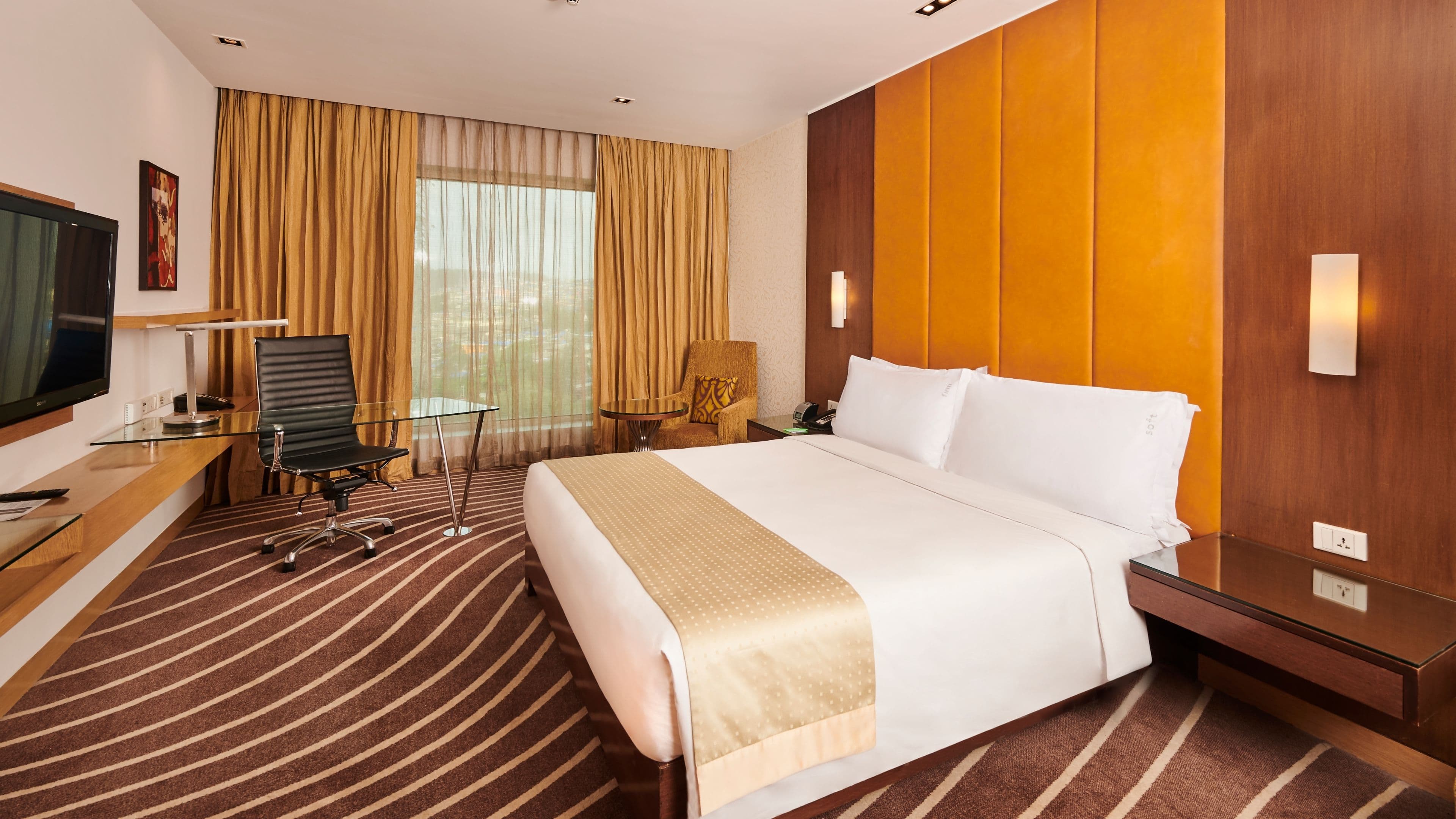Holiday Inn Mumbai International Airport — 16