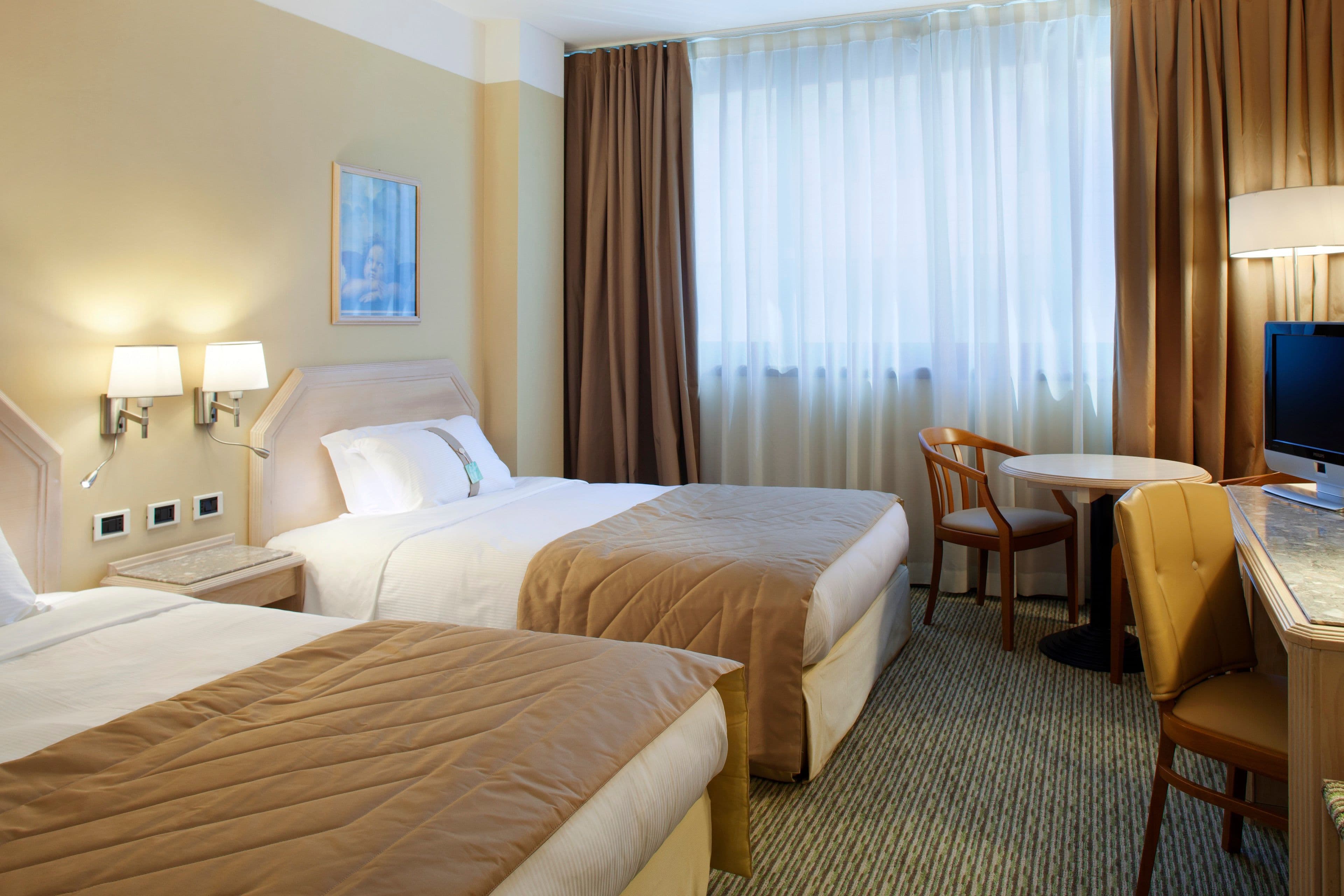 Holiday Inn Naples - Image 3