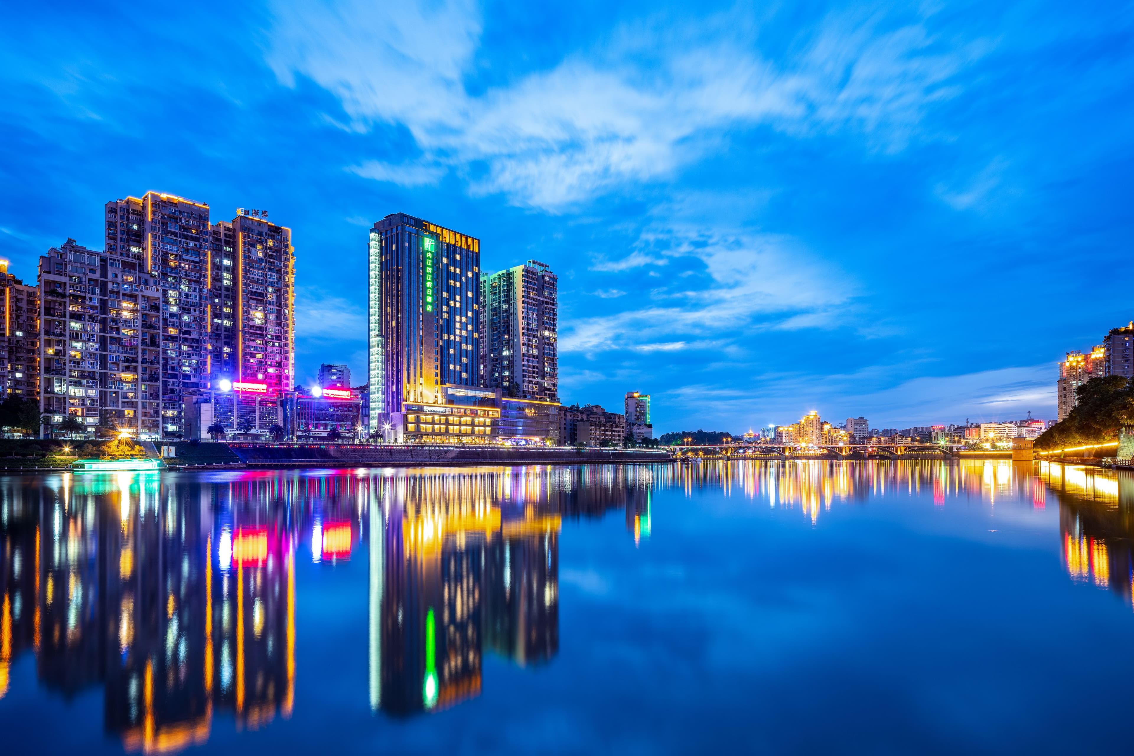 Holiday Inn Neijiang Riverside - Image 1