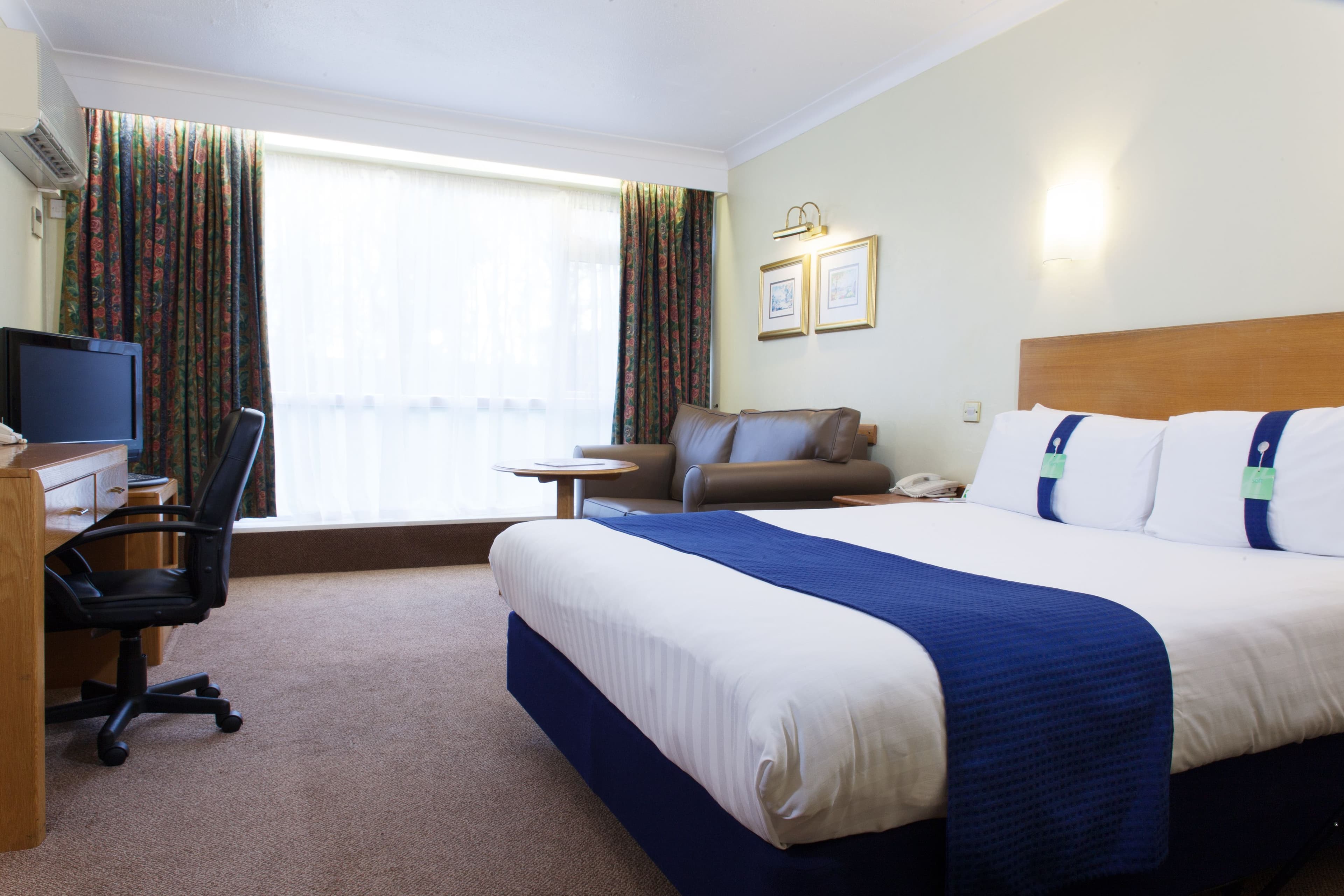 Holiday Inn Newport - Image 4