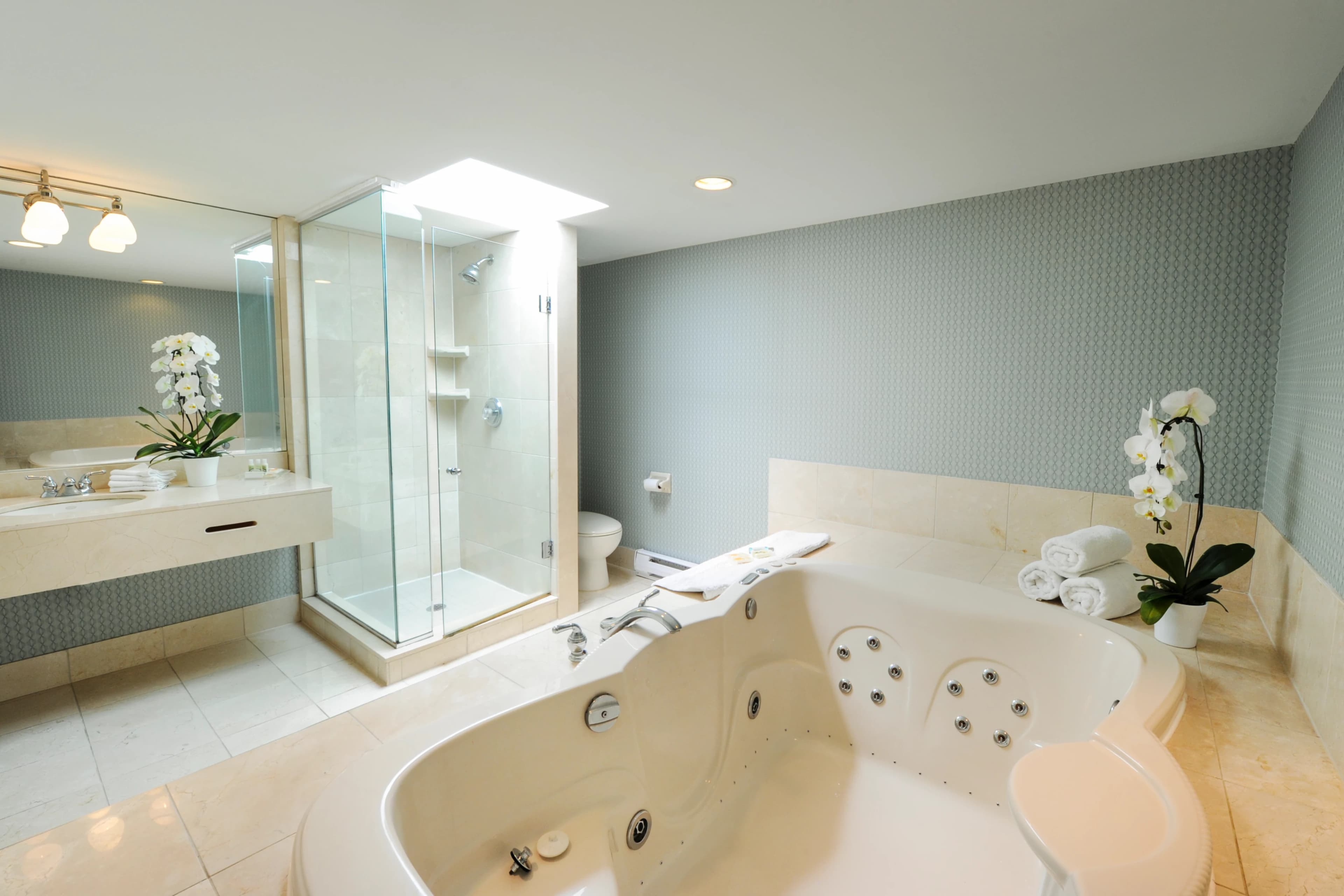 Holiday Inn Niagara Falls - by the Falls — 4