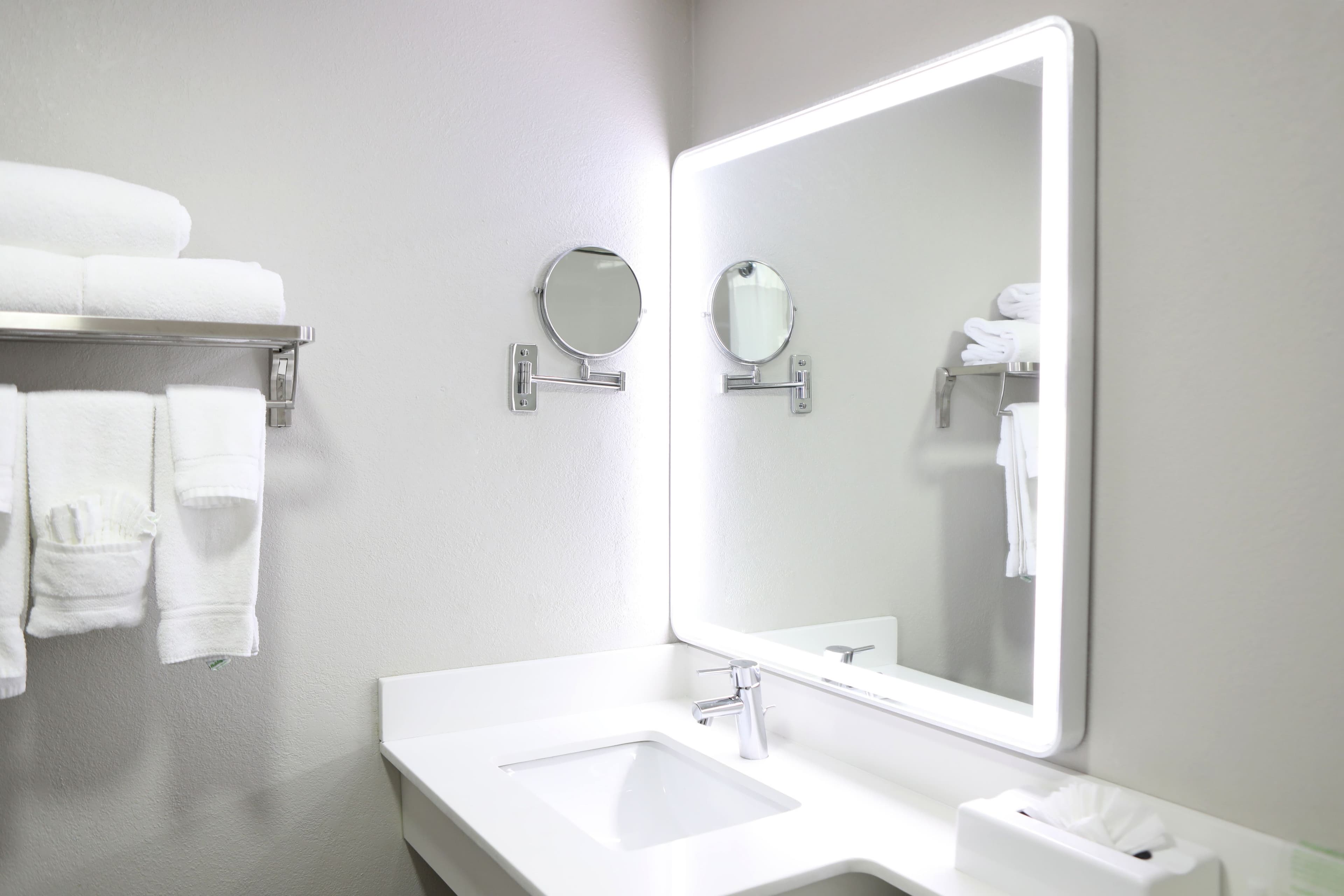 Holiday Inn Chicago Oakbrook - Image 4