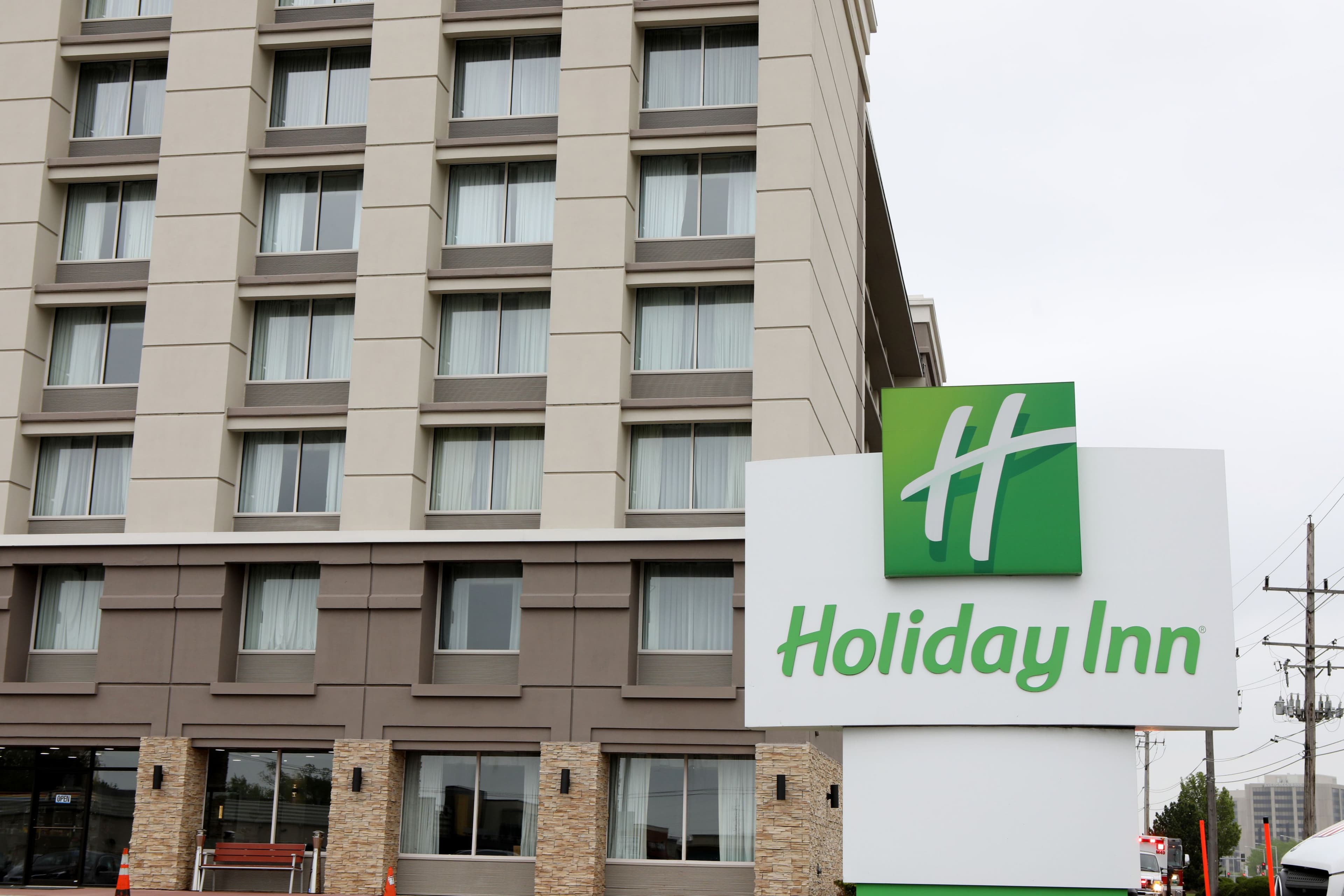 Holiday Inn Chicago Oakbrook - Image 1