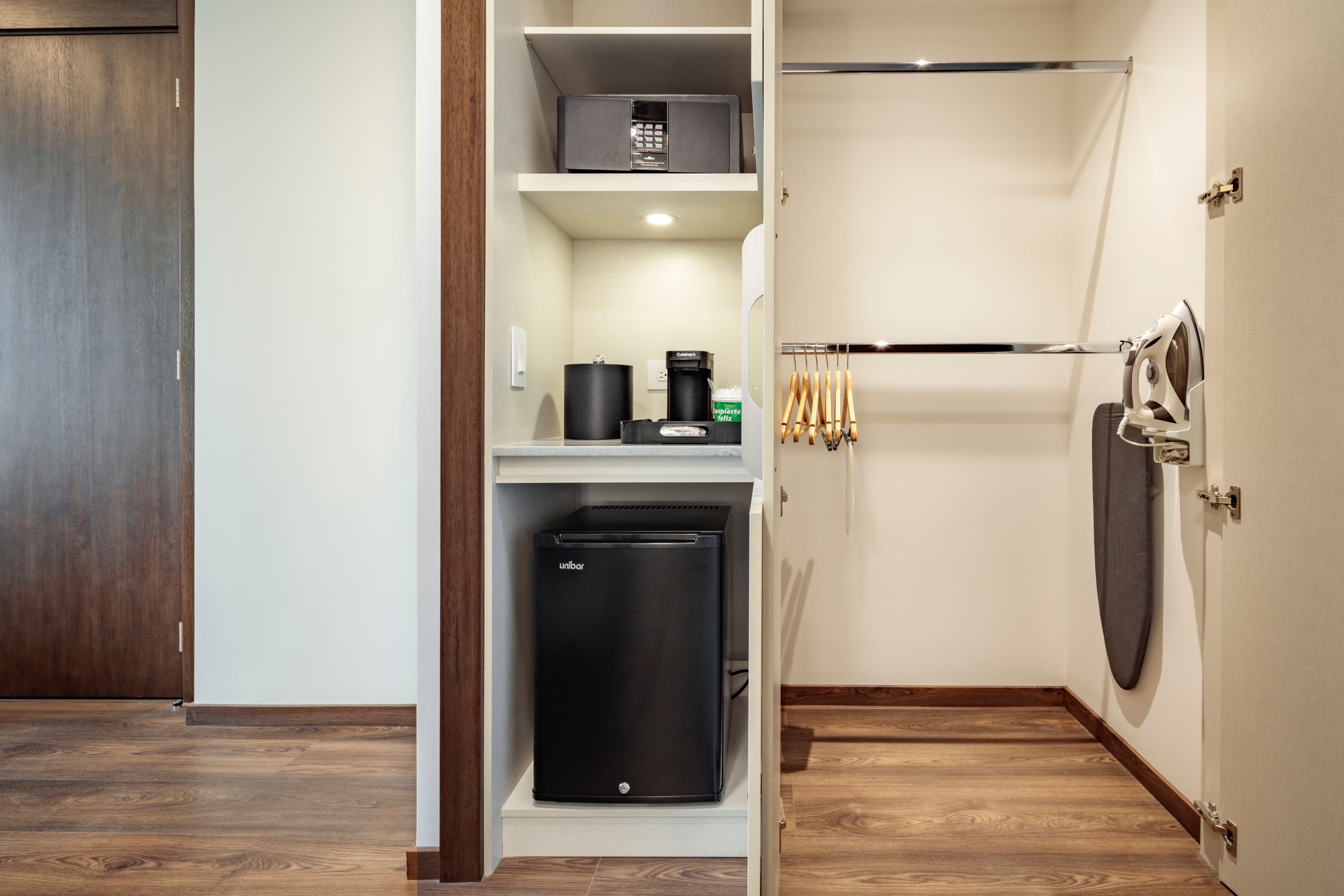 1 King Standard Accessible - Image 3
