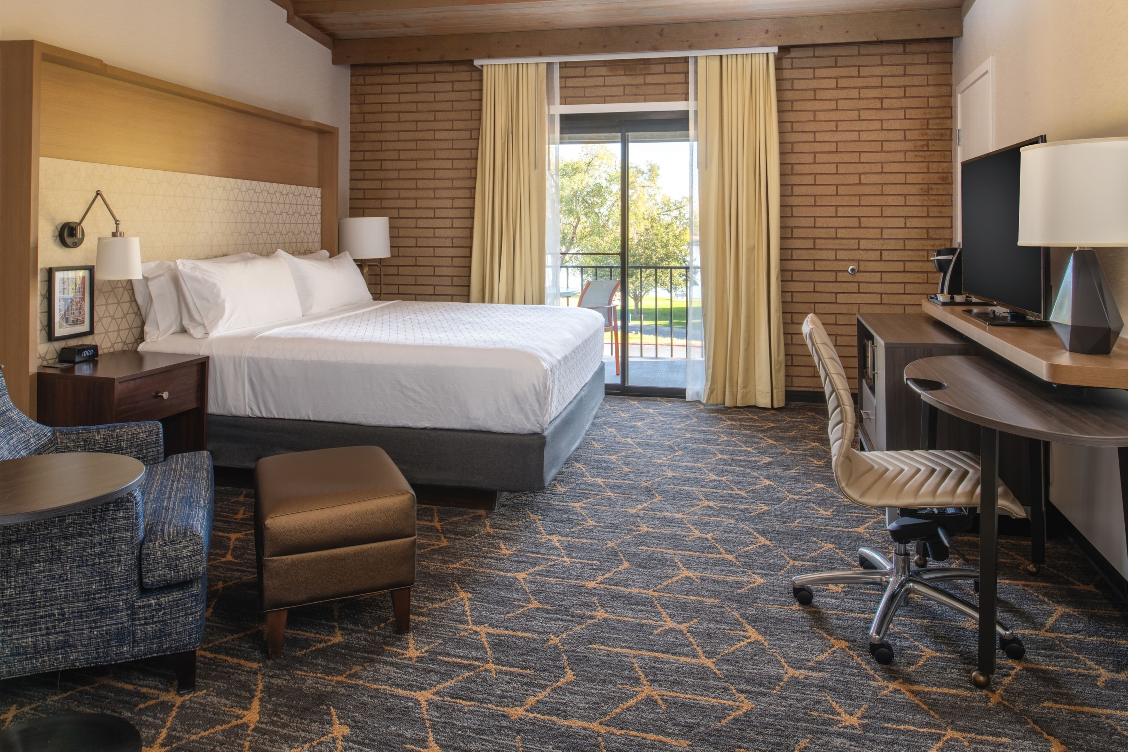 1 King Bed Standard River View - Image 3
