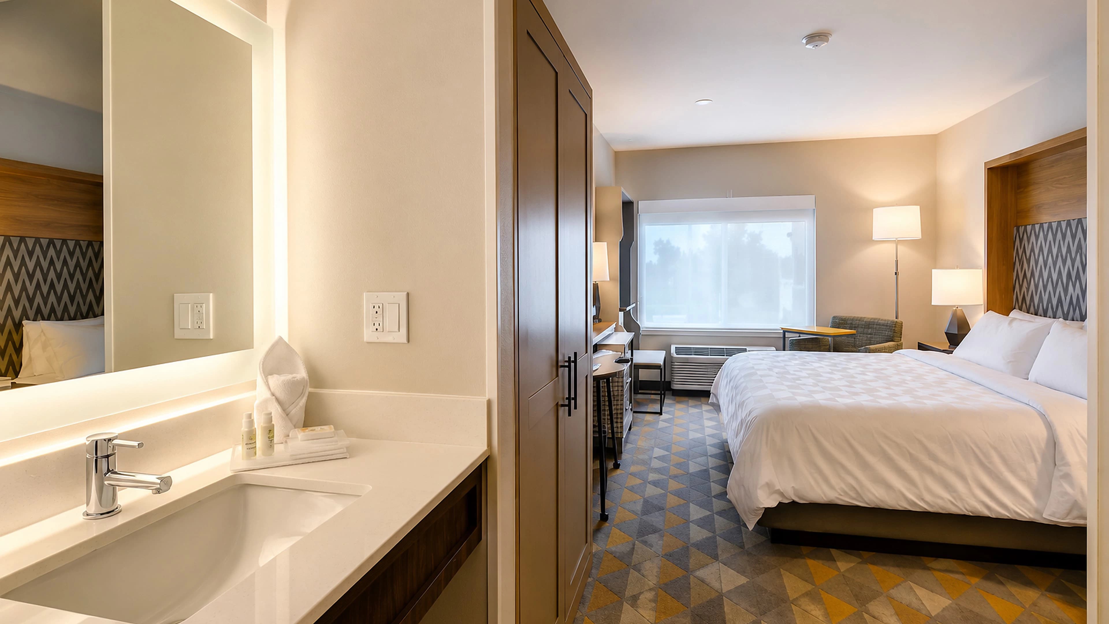 Holiday Inn Salem — 8