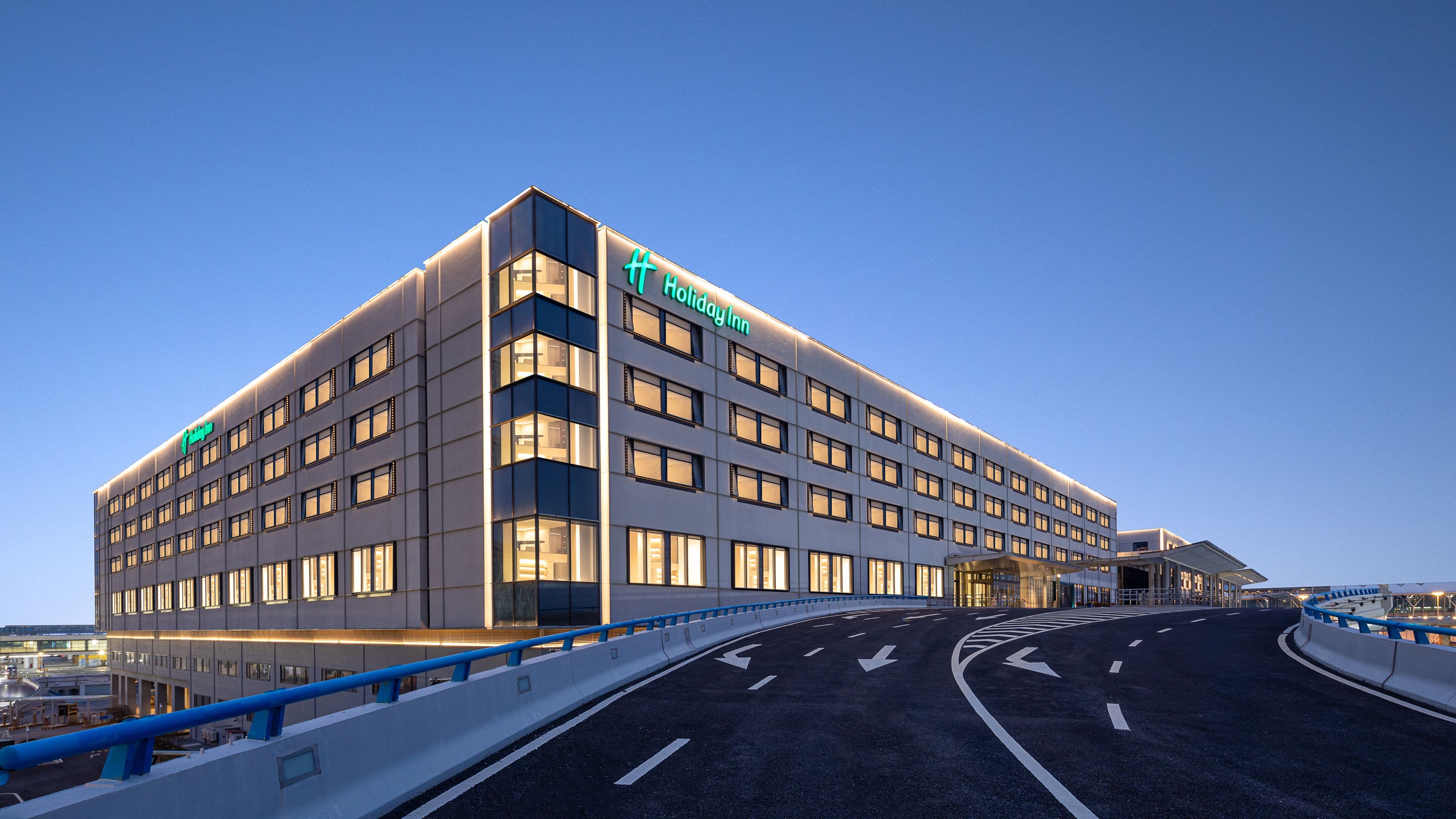 Holiday Inn Shanghai Pudong Airport - Image 1