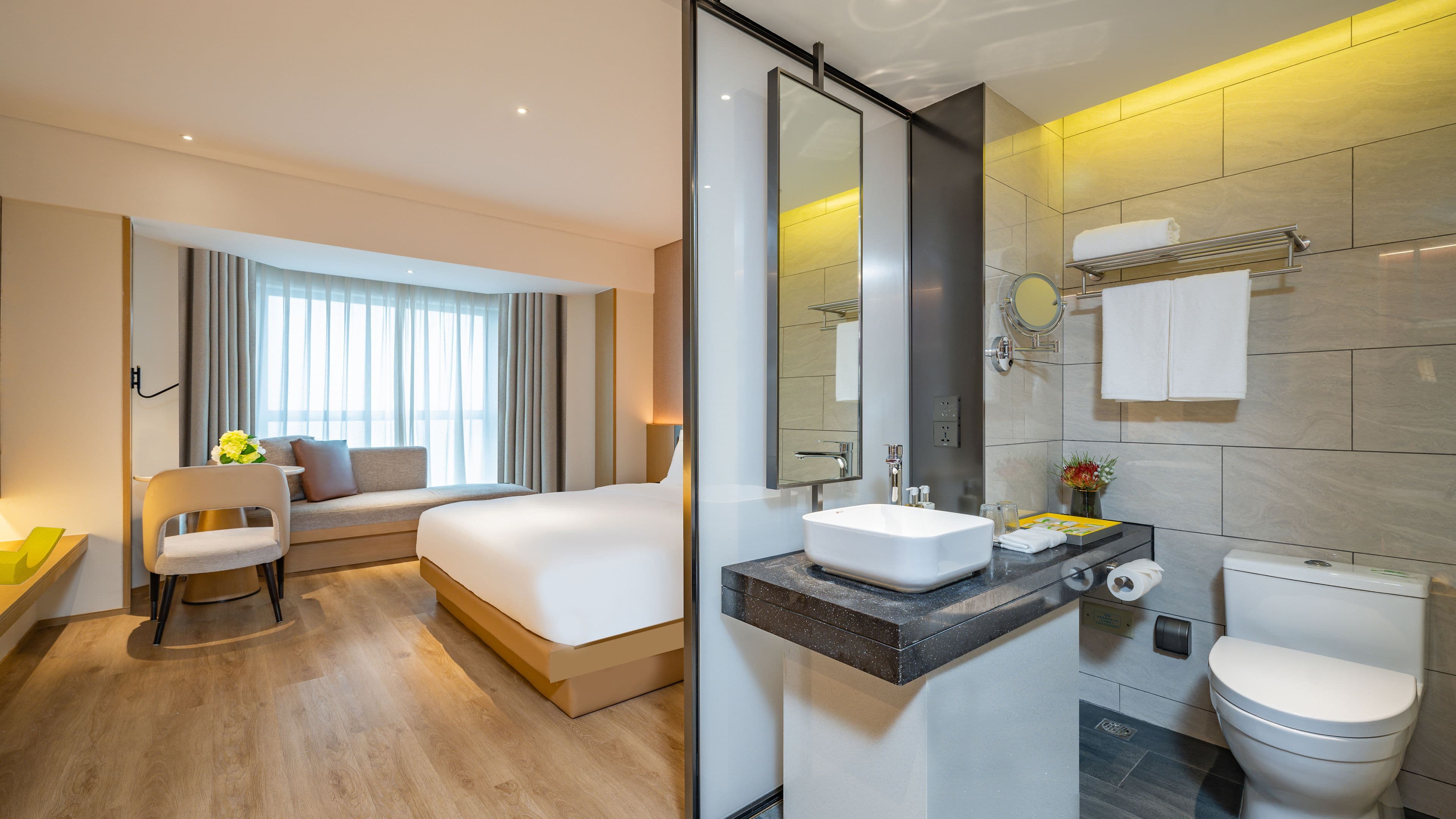 Holiday Inn Shanghai Huaxia — 8