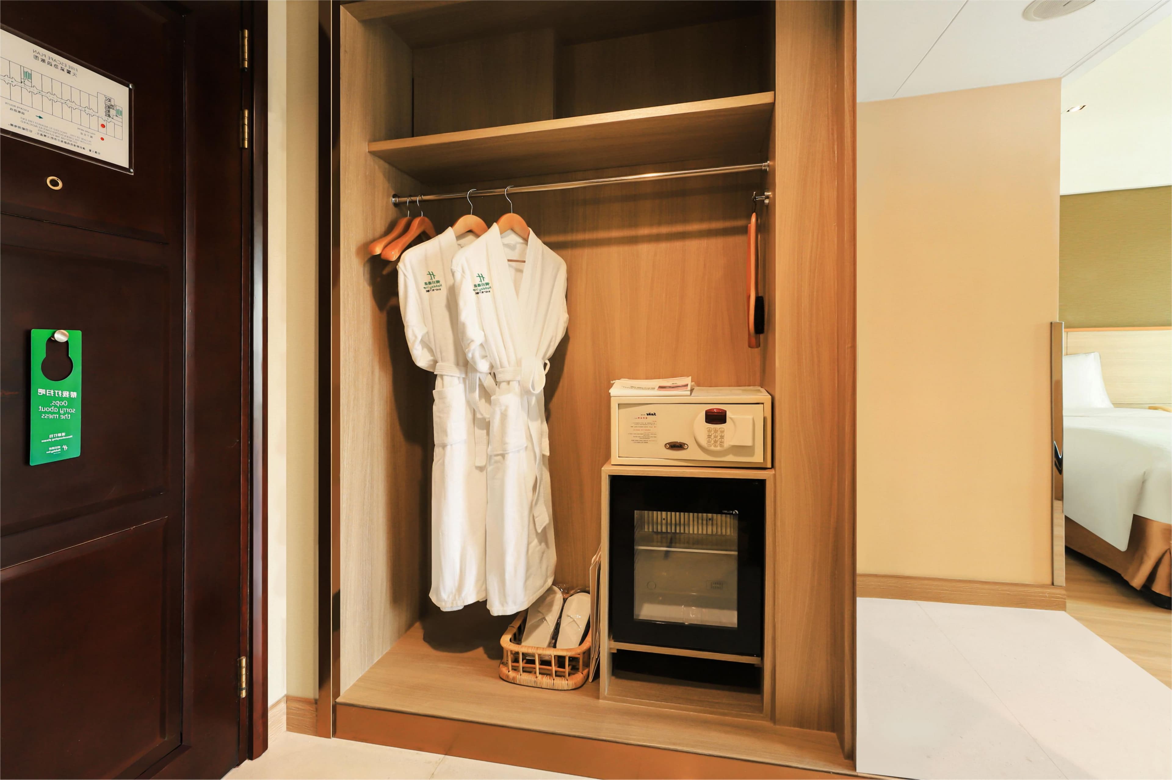 Holiday Inn Shanghai Pudong Nanpu - Image 3