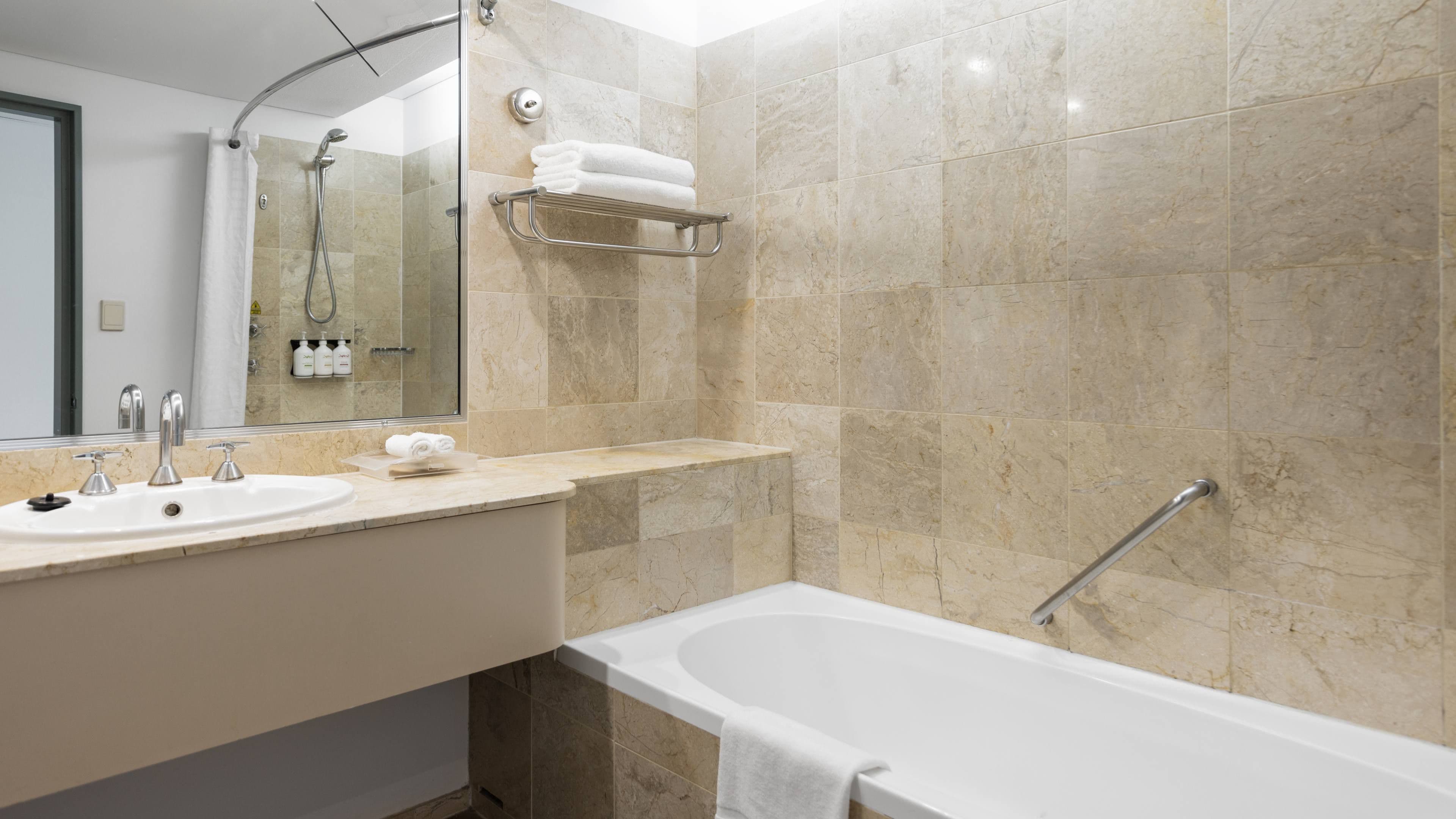 Holiday Inn Sydney - Potts Point - Image 3