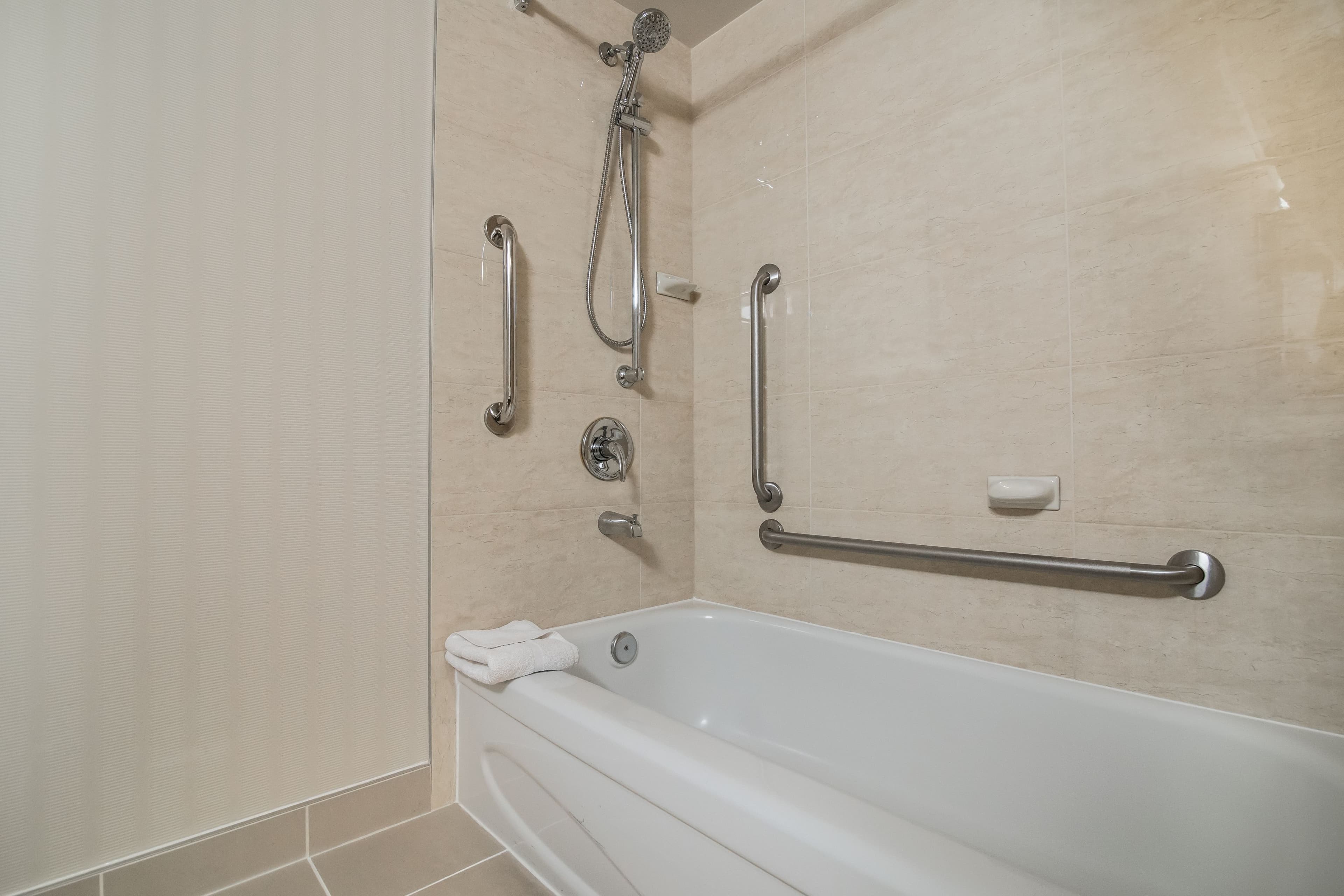 Holiday Inn Vancouver-Centre (Broadway) — 13