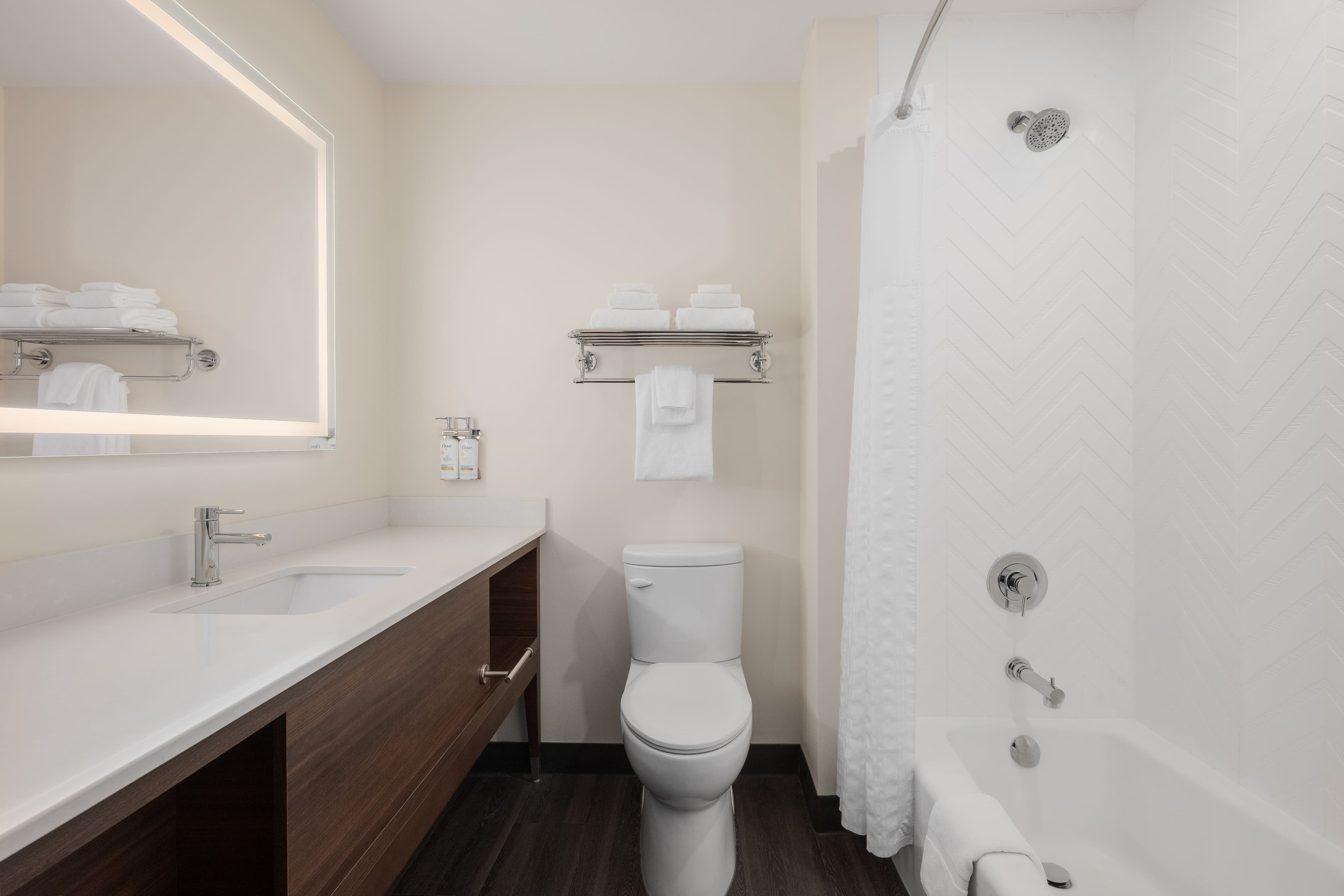Holiday Inn Victoria – Elk Lake - Image 3
