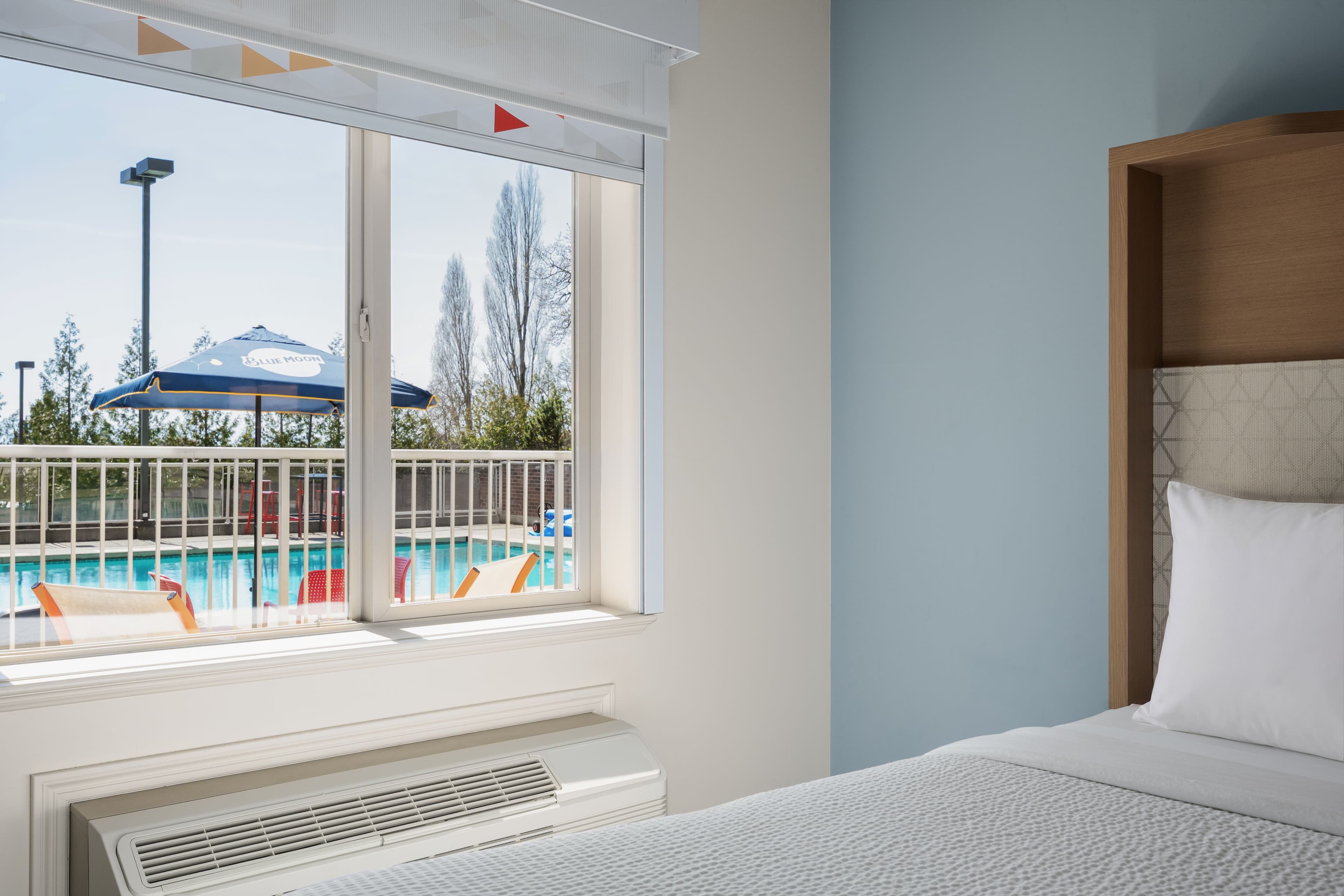 Holiday Inn Victoria – Elk Lake - Image 2