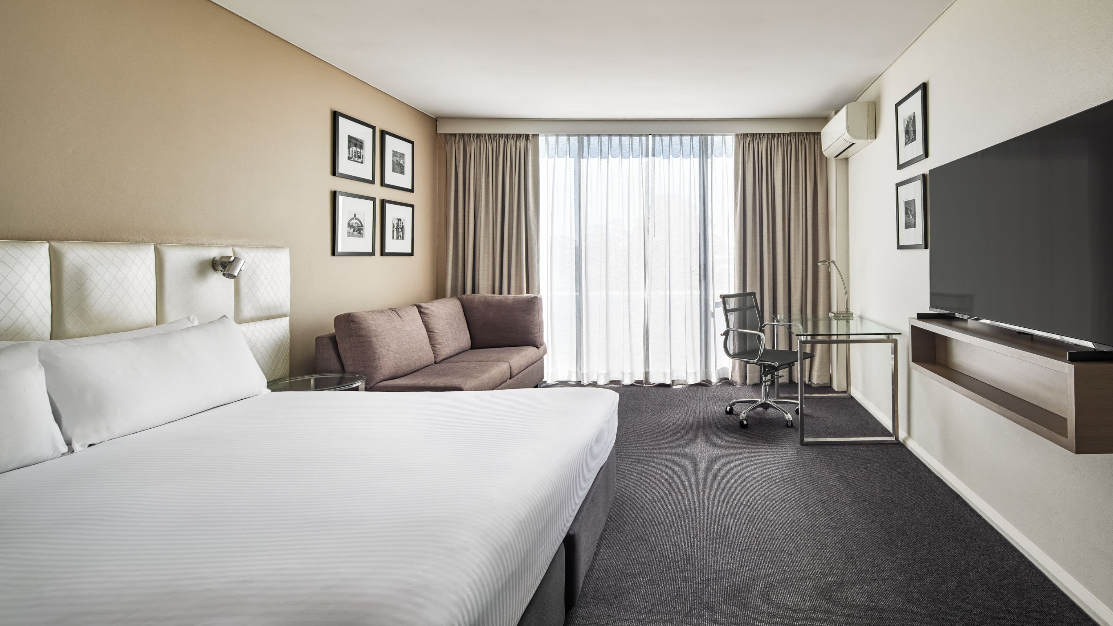 Holiday Inn Warwick Farm - Image 2